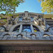 Заглянуть в старинные парадные