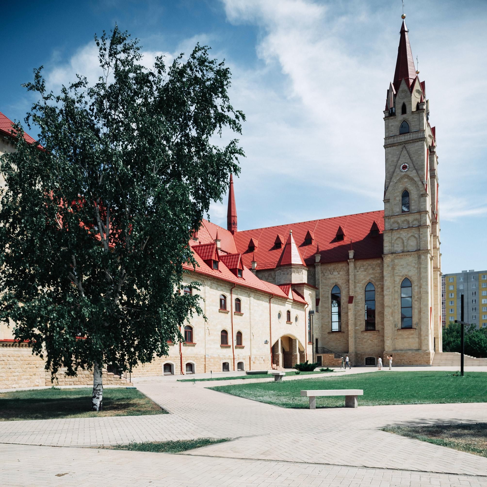 Двор Католической церкви