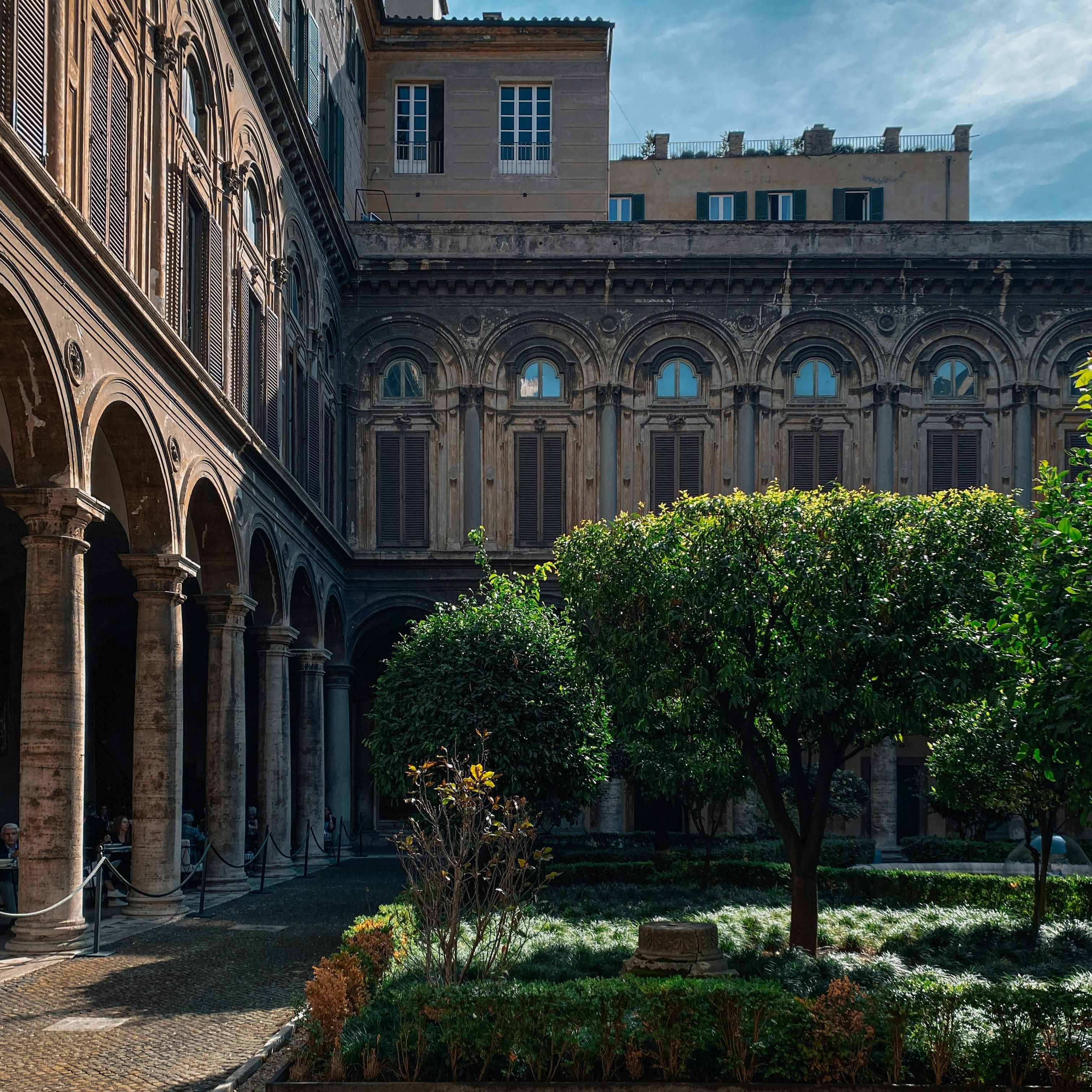 Двор и палаццо Дориа-Памфили