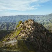 Исследовать аул-призрак Гамсутль