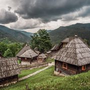 Попасть в деревню Эмира Кустурицы