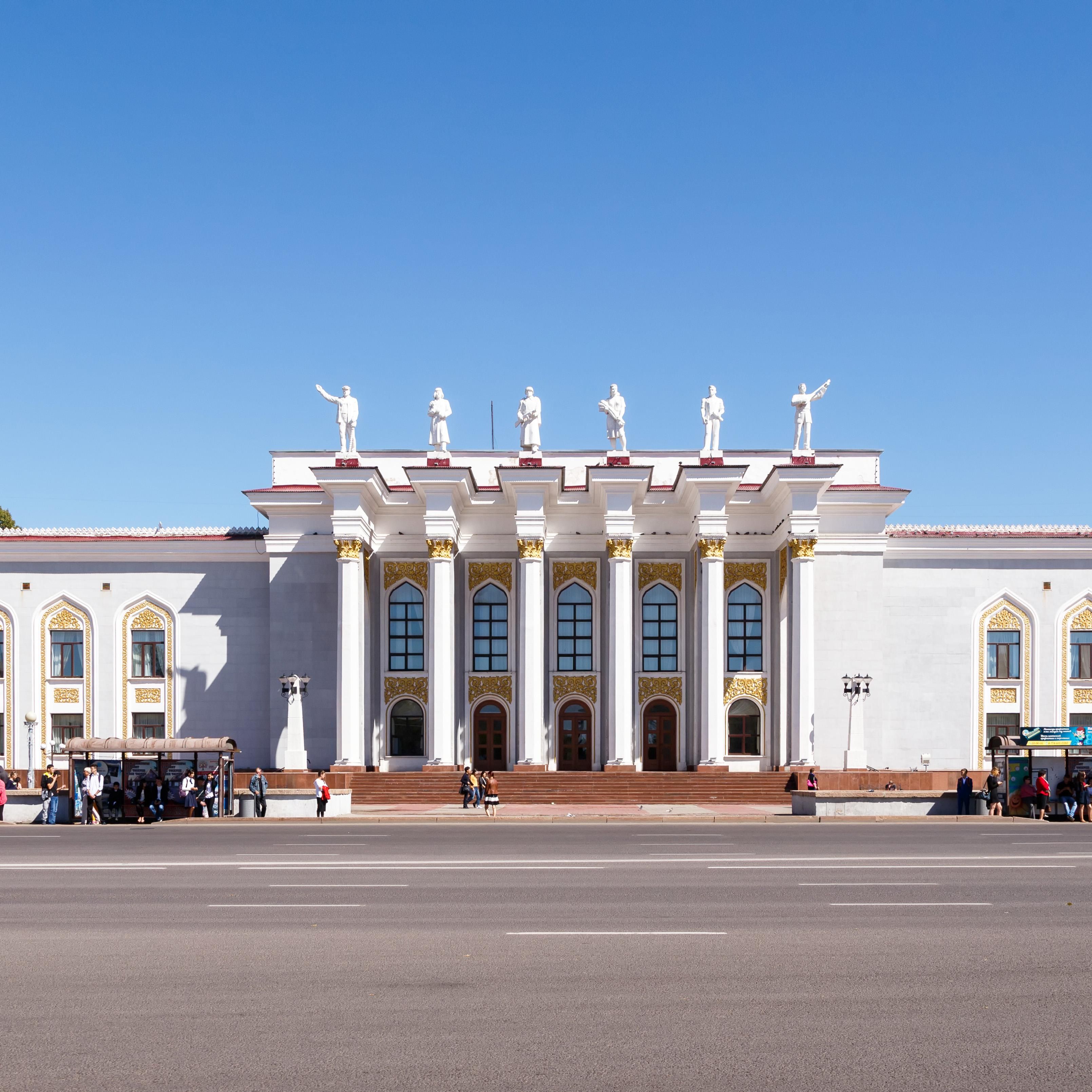 Шахтерларға арналған ескерткіш және кеншілер мәдениет үйі
