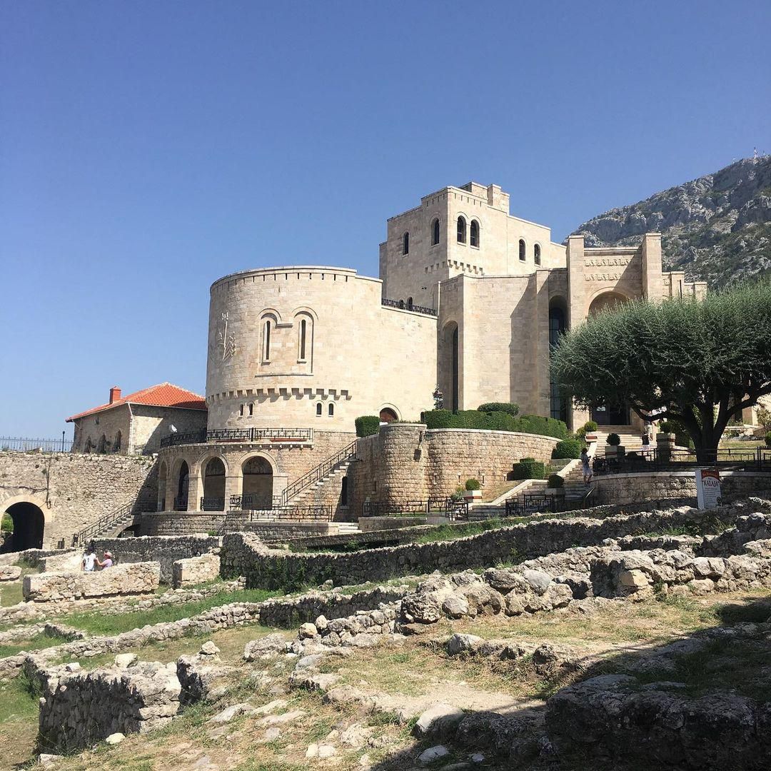 Крепость в Круе