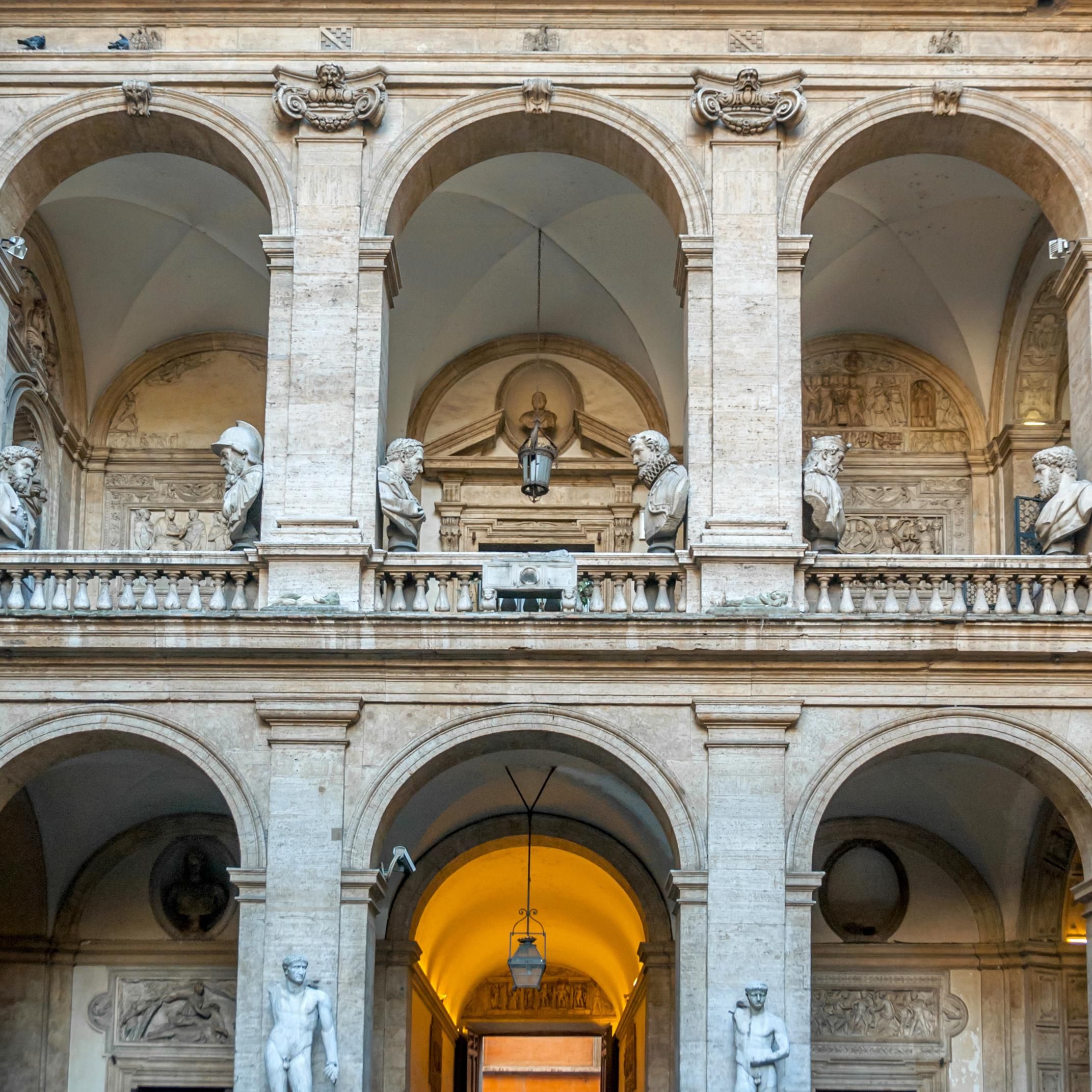 Двор палаццо Маттеи