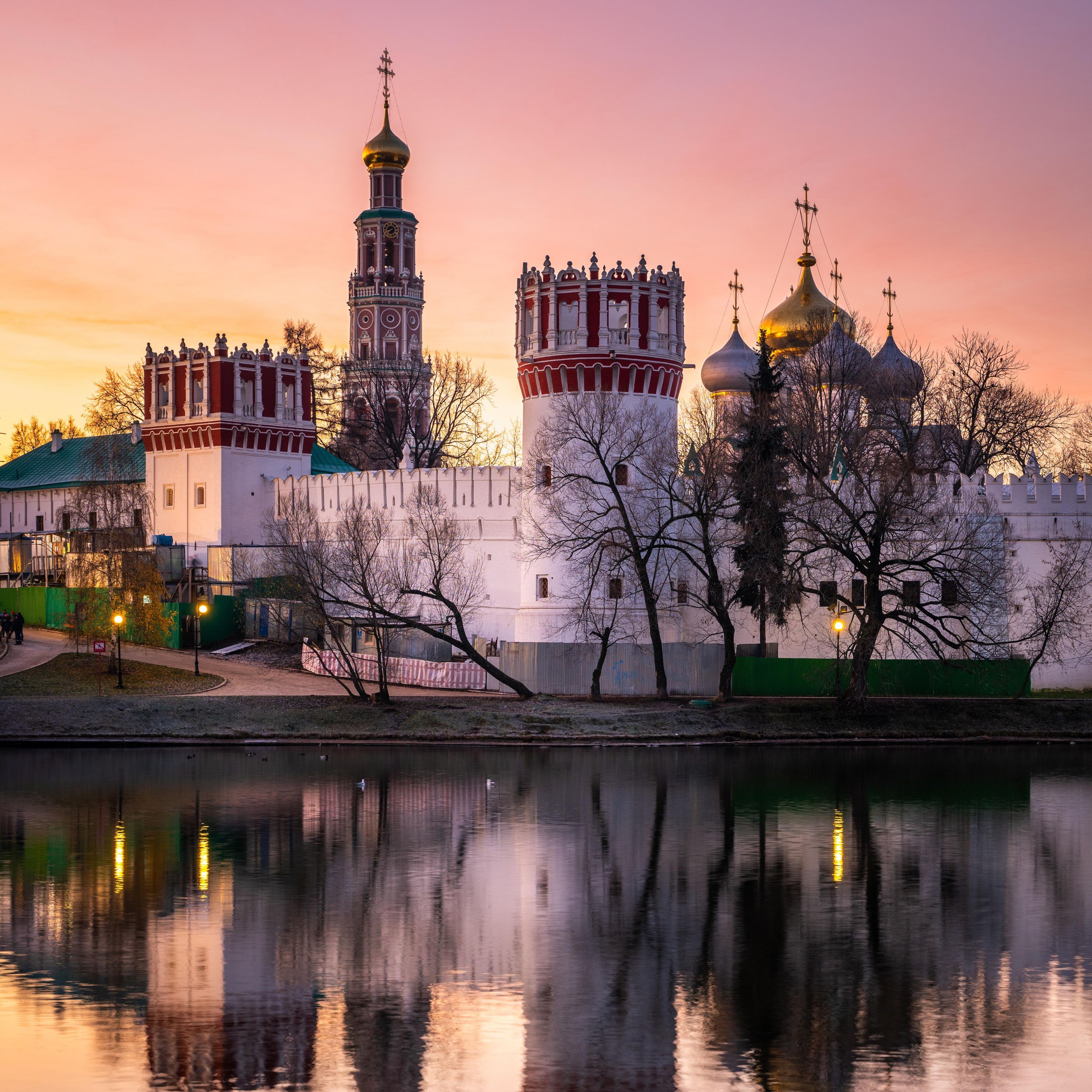 Посетить Новодевичье кладбище