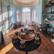 Выпить чаю в старинной квартире