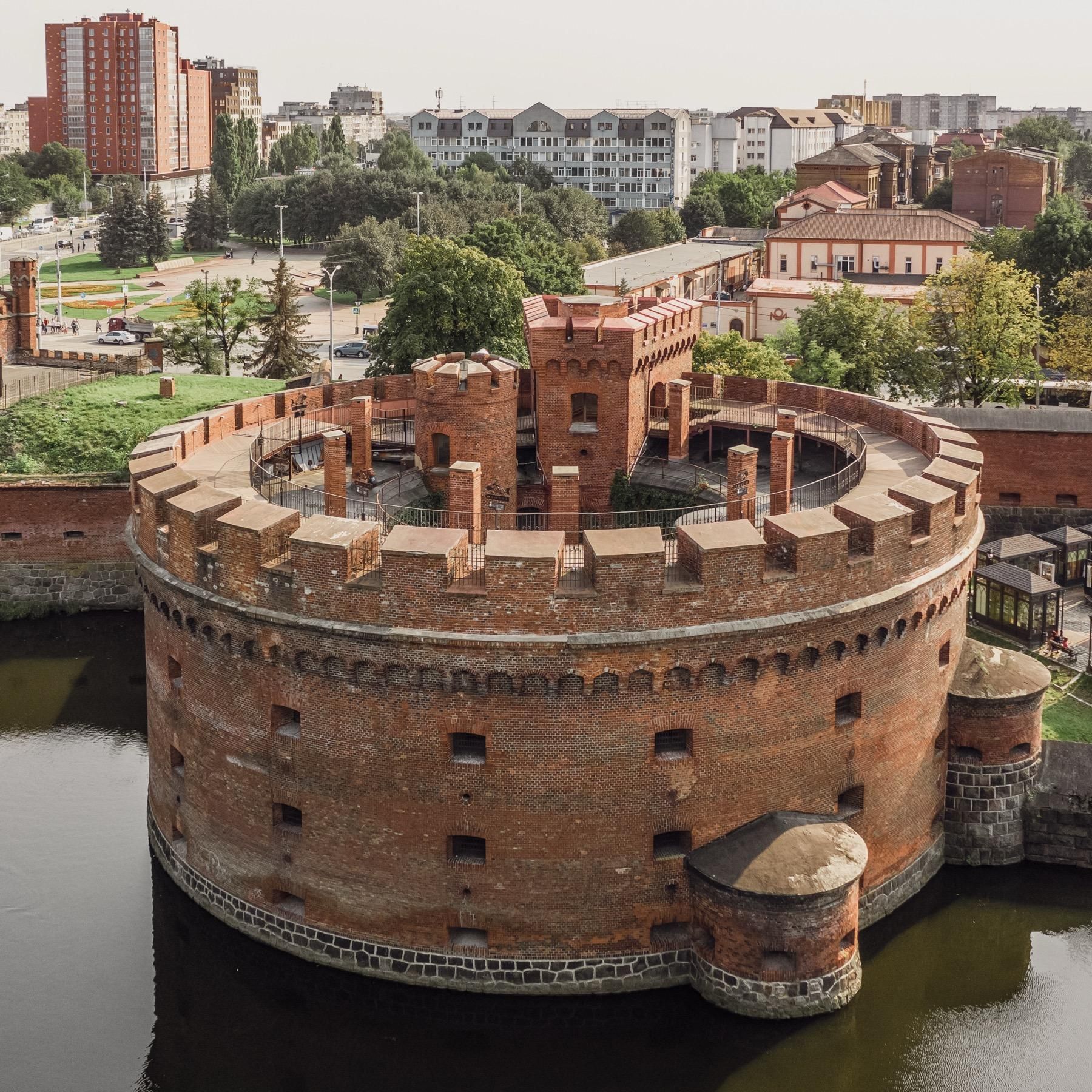 Исследовать старинные форты