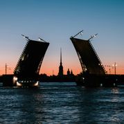 Посмотреть на развод мостов с катера