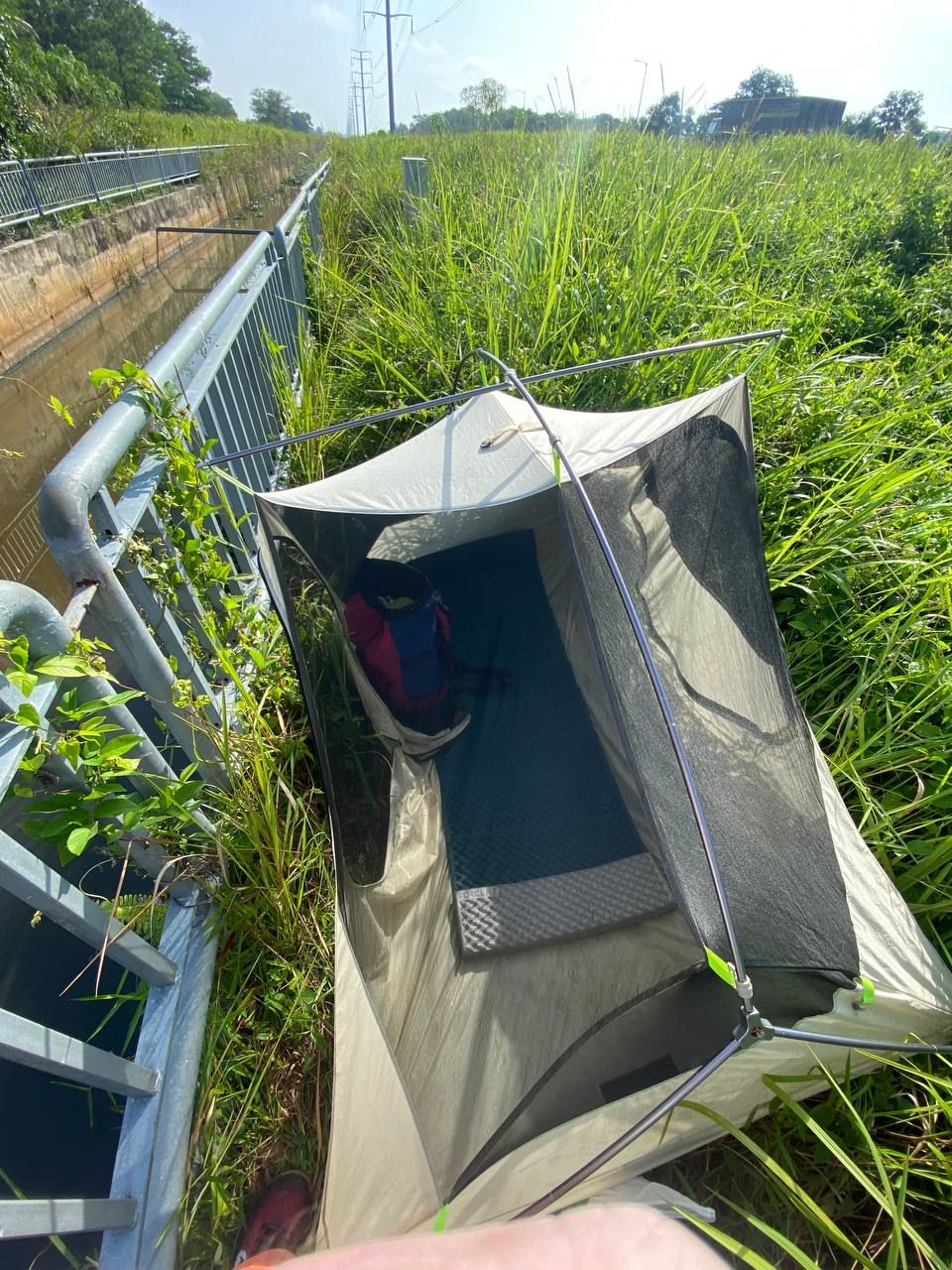 Палатка в лесу