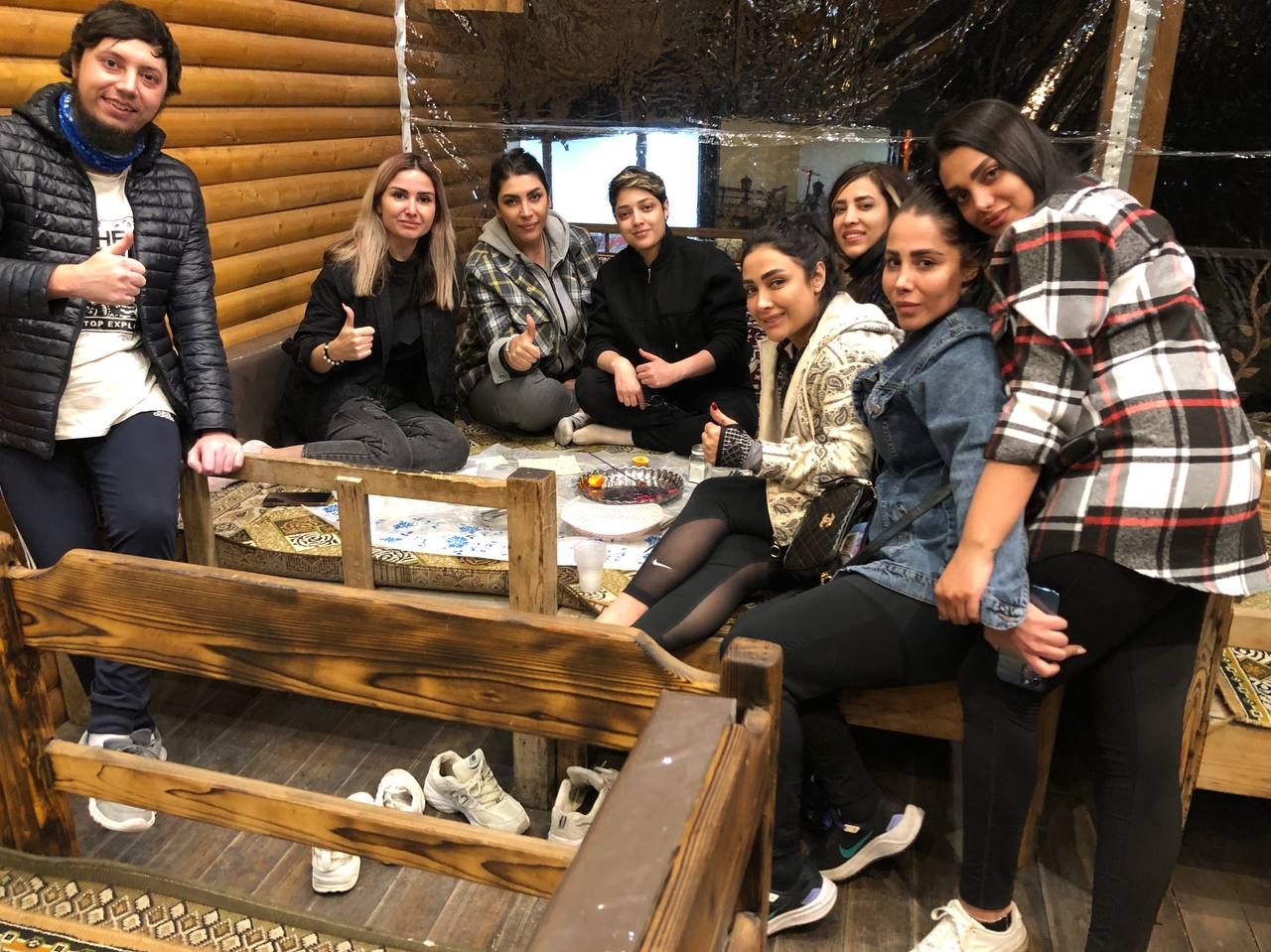 Люди за столом