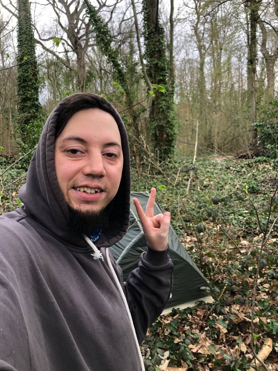 Палатка в лесу