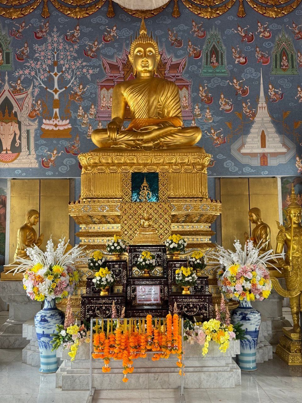 Статуя Будды в храме Ват Каев Кораварарам в Краби
