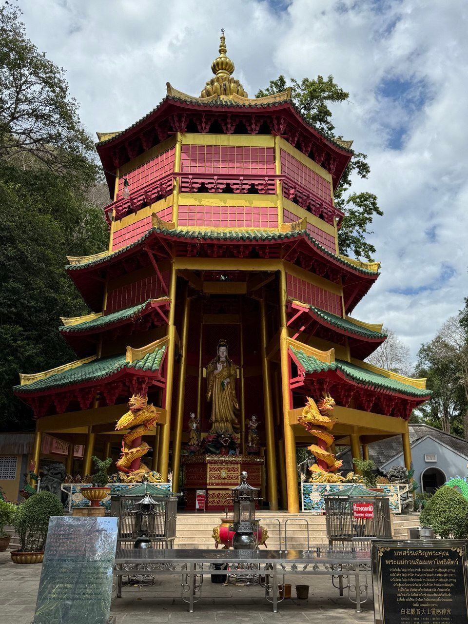 Храмовый комплекс «Пещера Тигра» в Таиланде