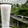 Крытый водопад в аэропорту Сингапура