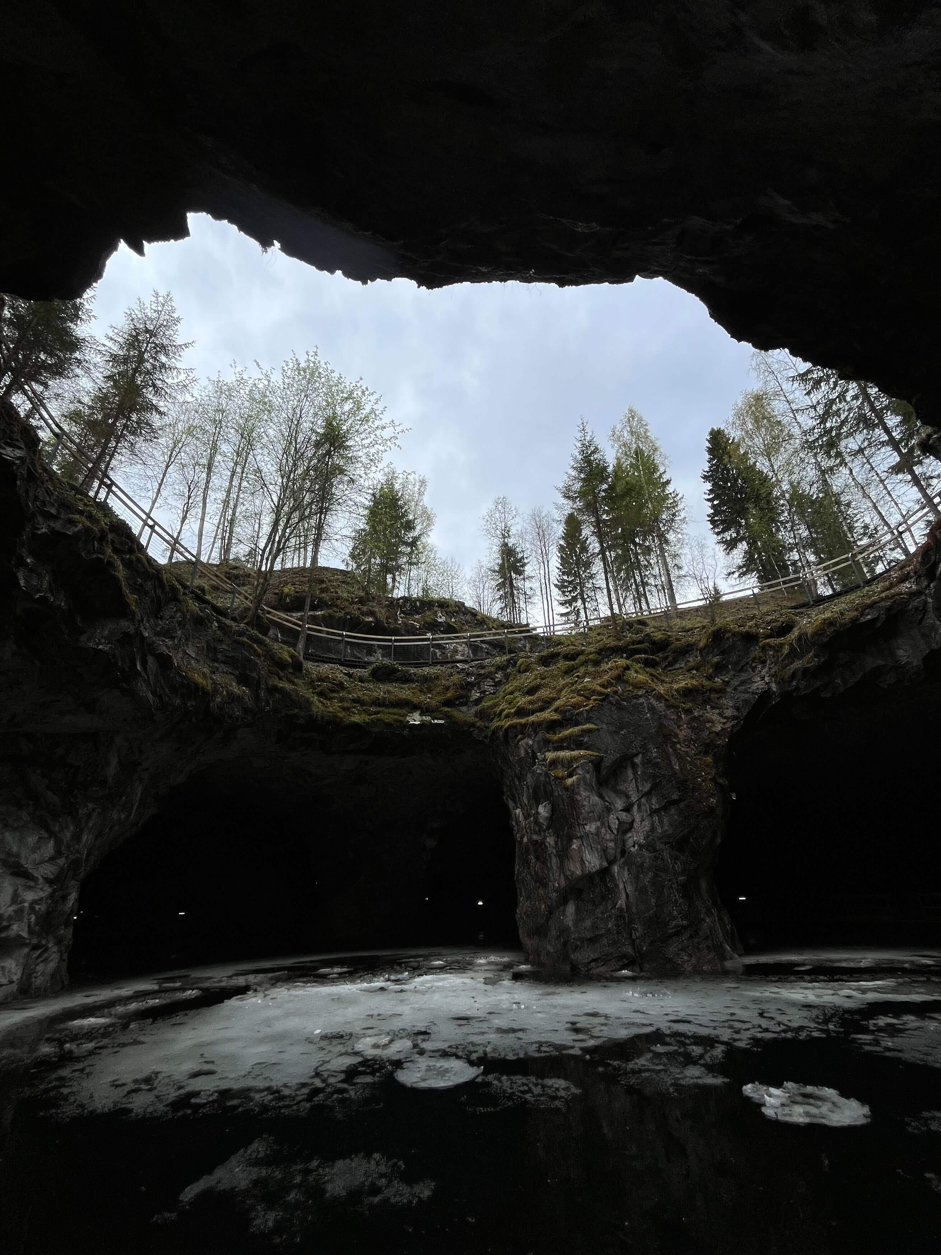 Пещера в Горный парк «Рускеала»