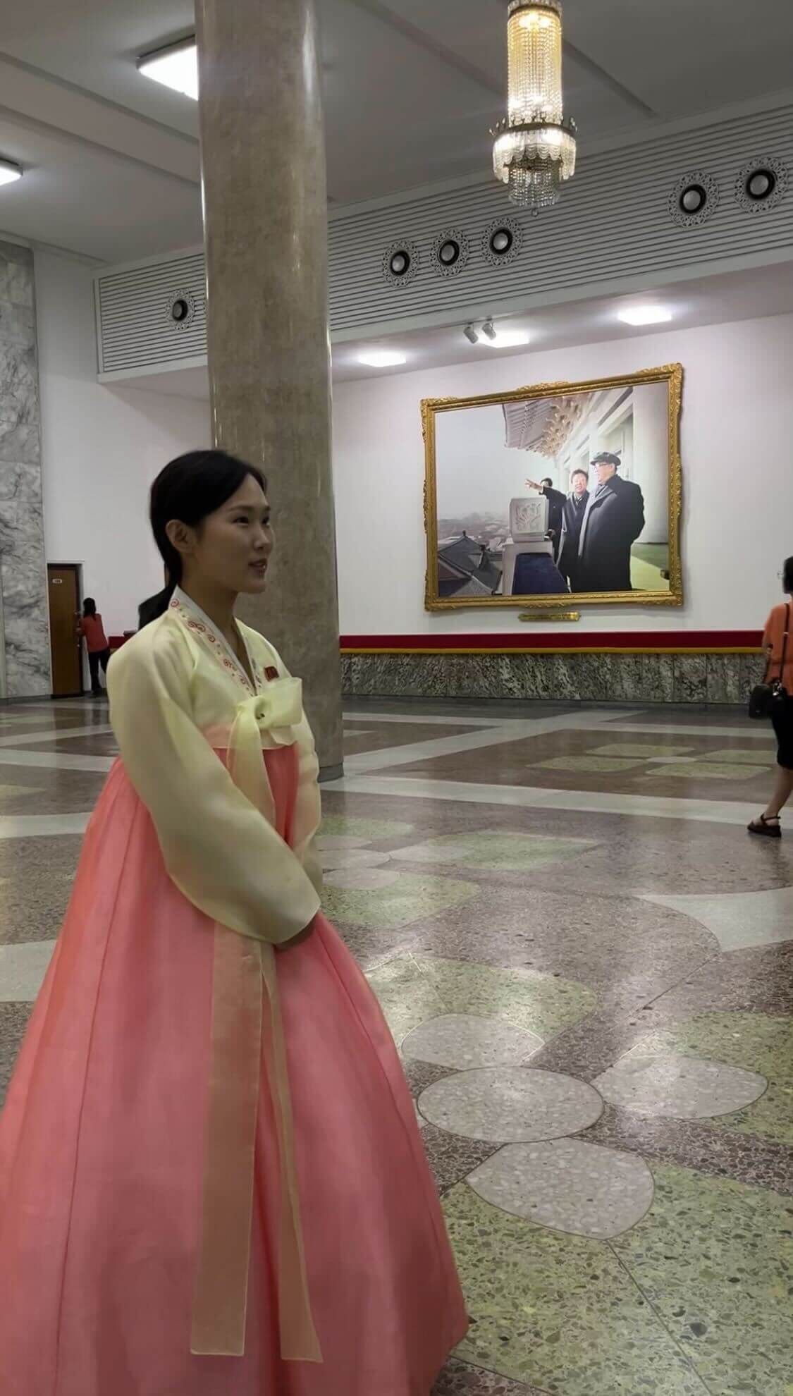 Гид в библиотеке Пхеньяна.jpg