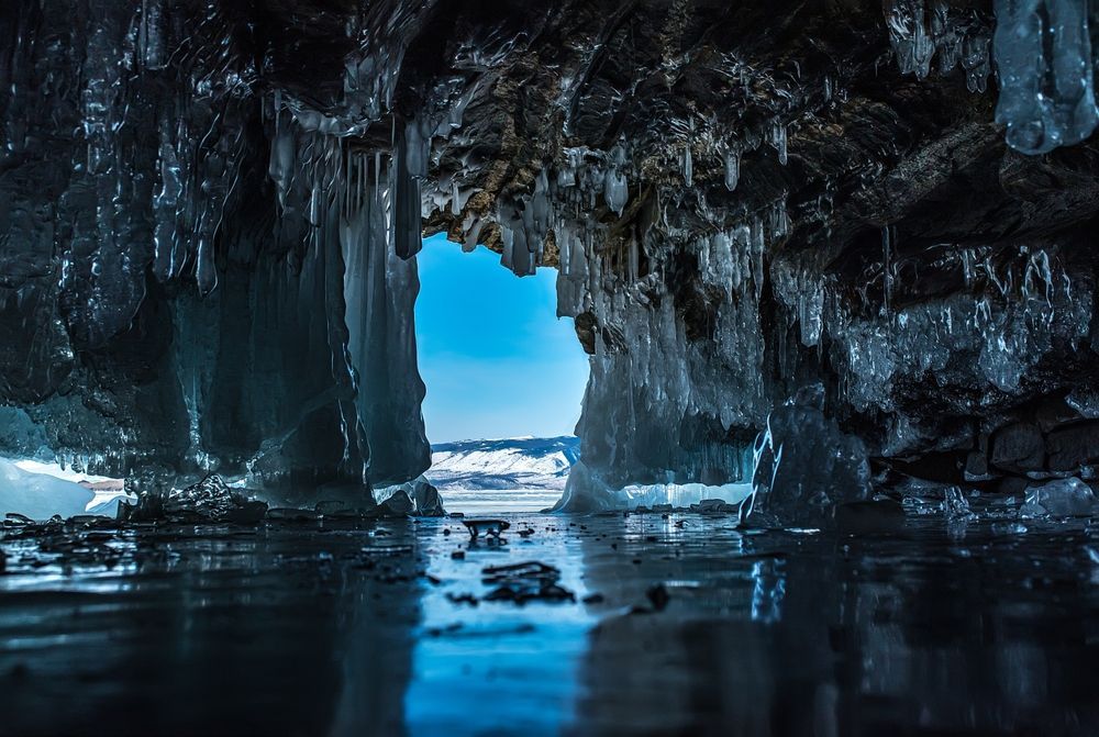 Гроты, покрытый льдом