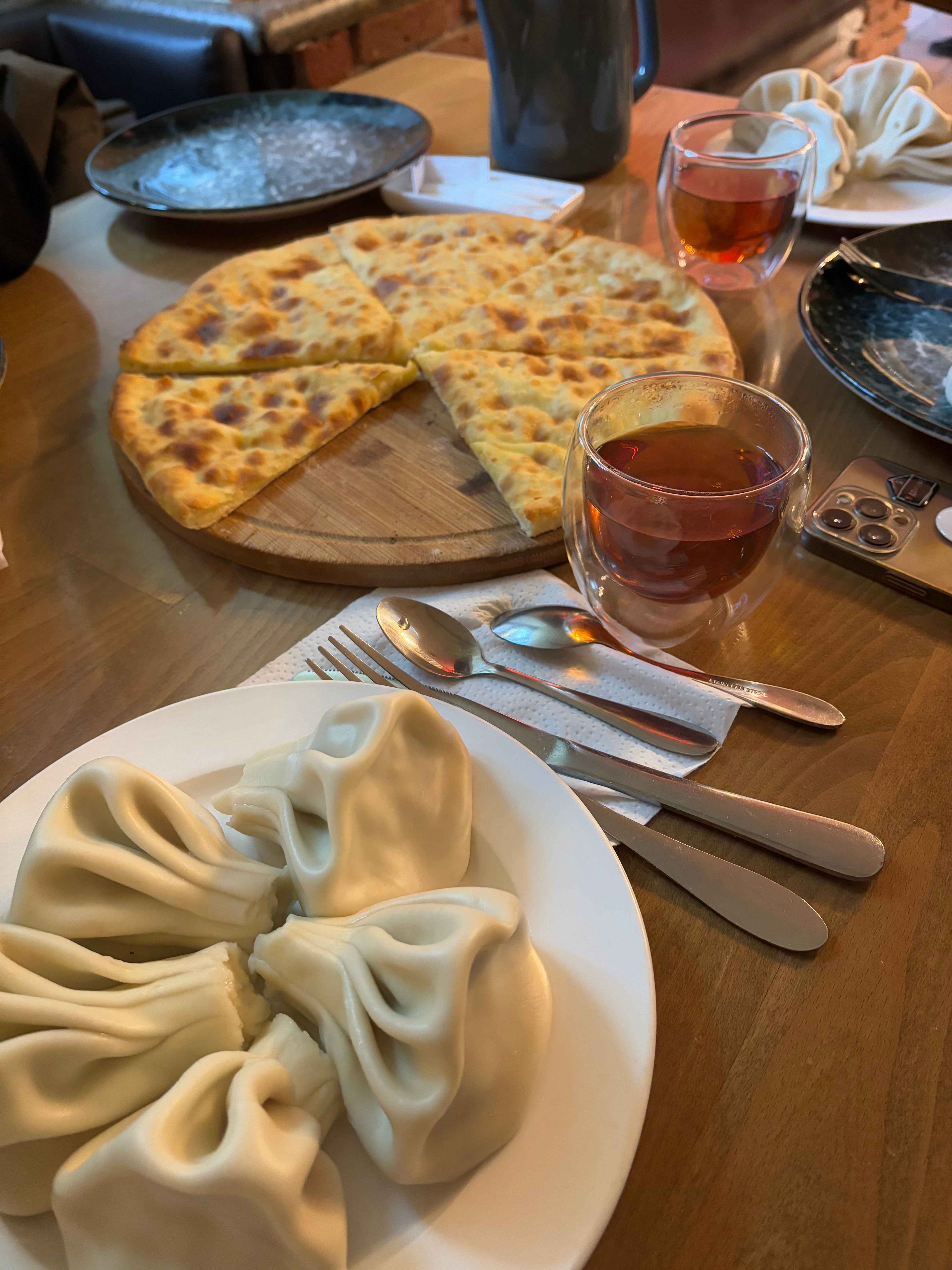 Хачапури и хинкали