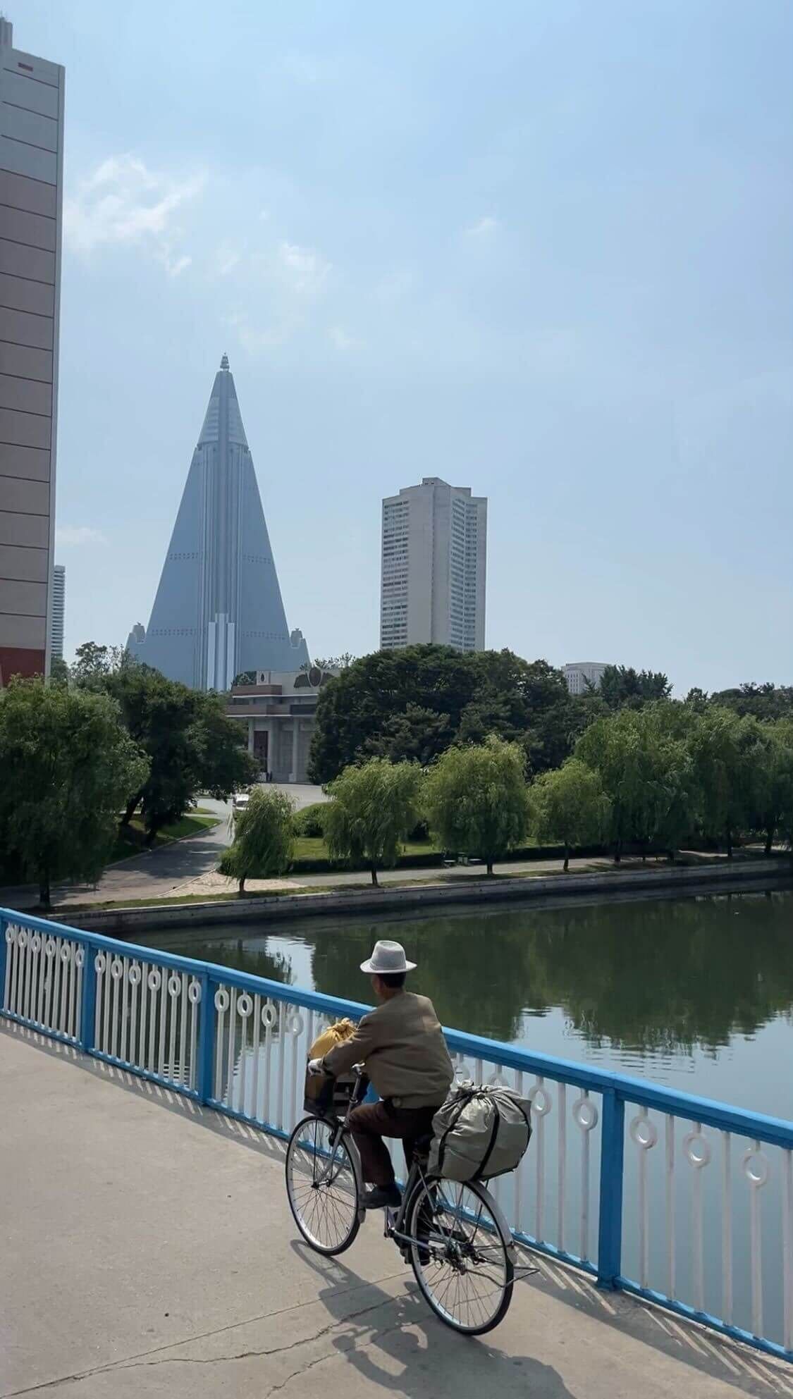 Велосипедист в КНДР
