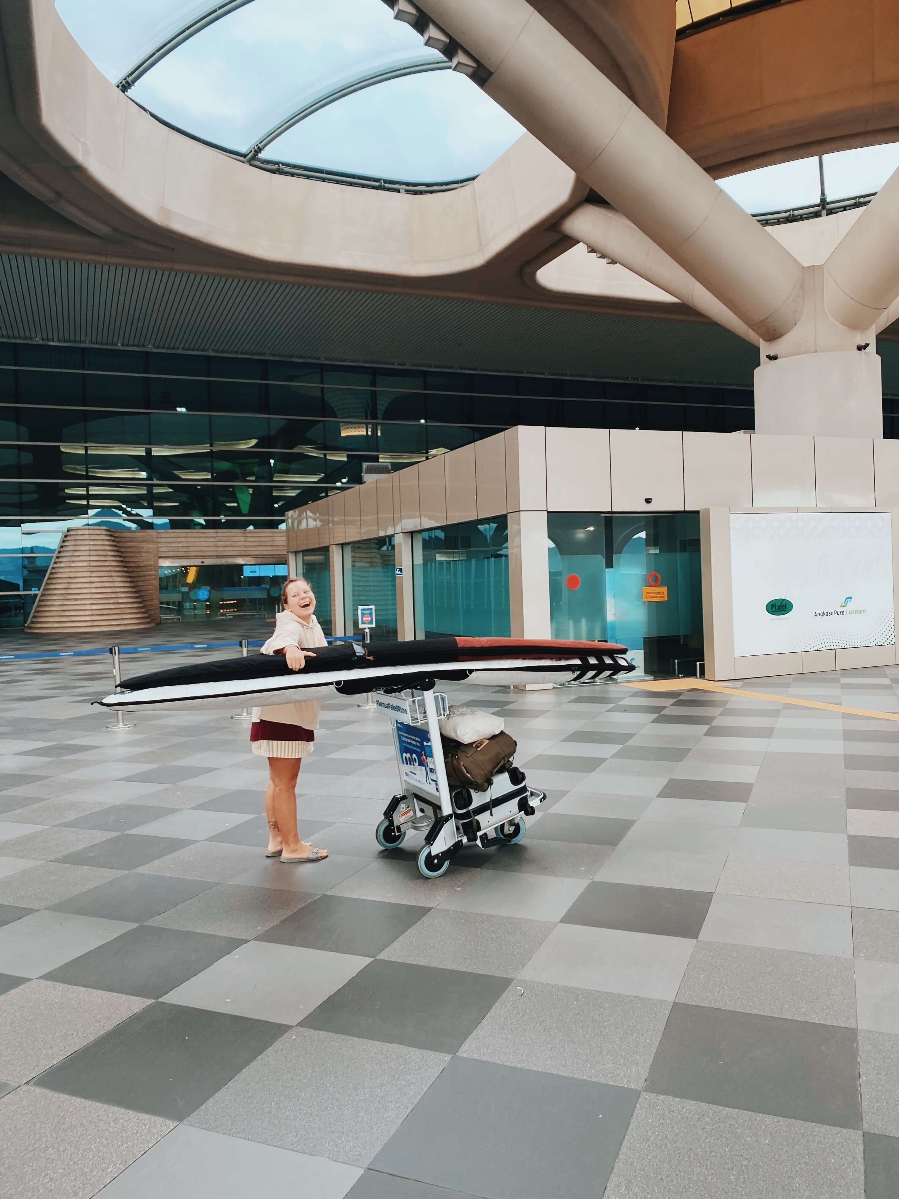 Человек с чемоданами в аэропорту