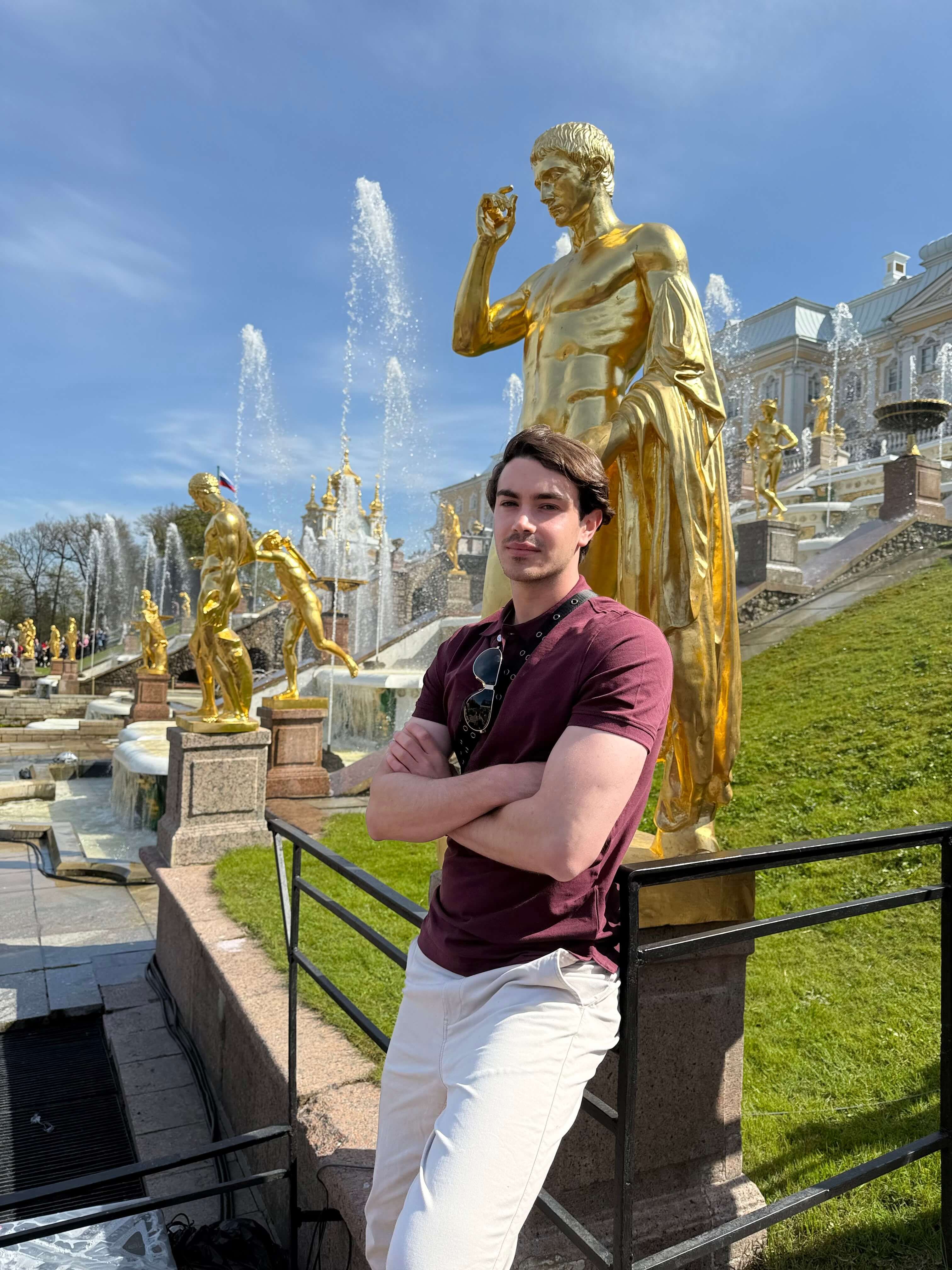 Турист в Петергофе