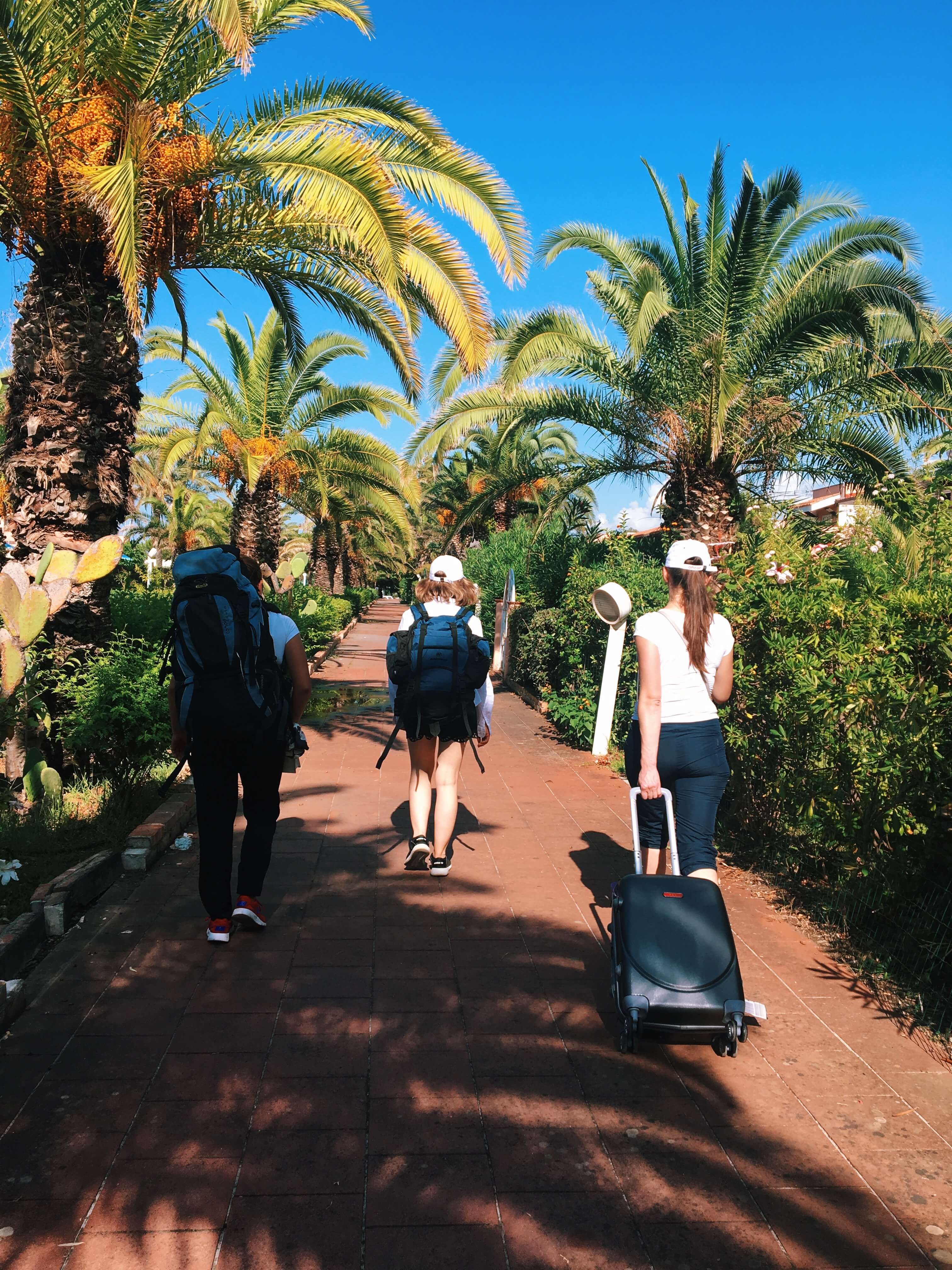 Человек с чемоданом летом