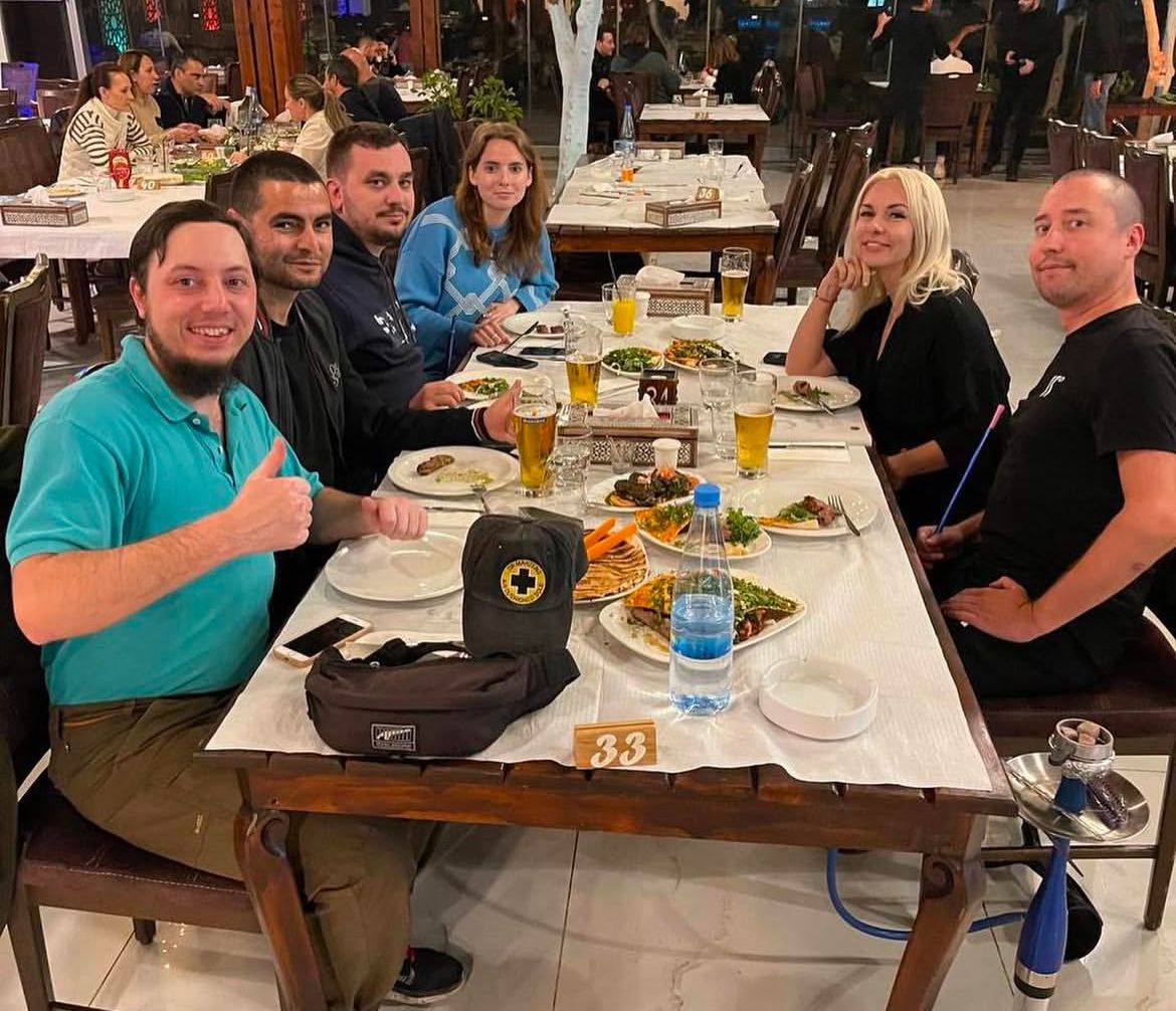 Люди за столом