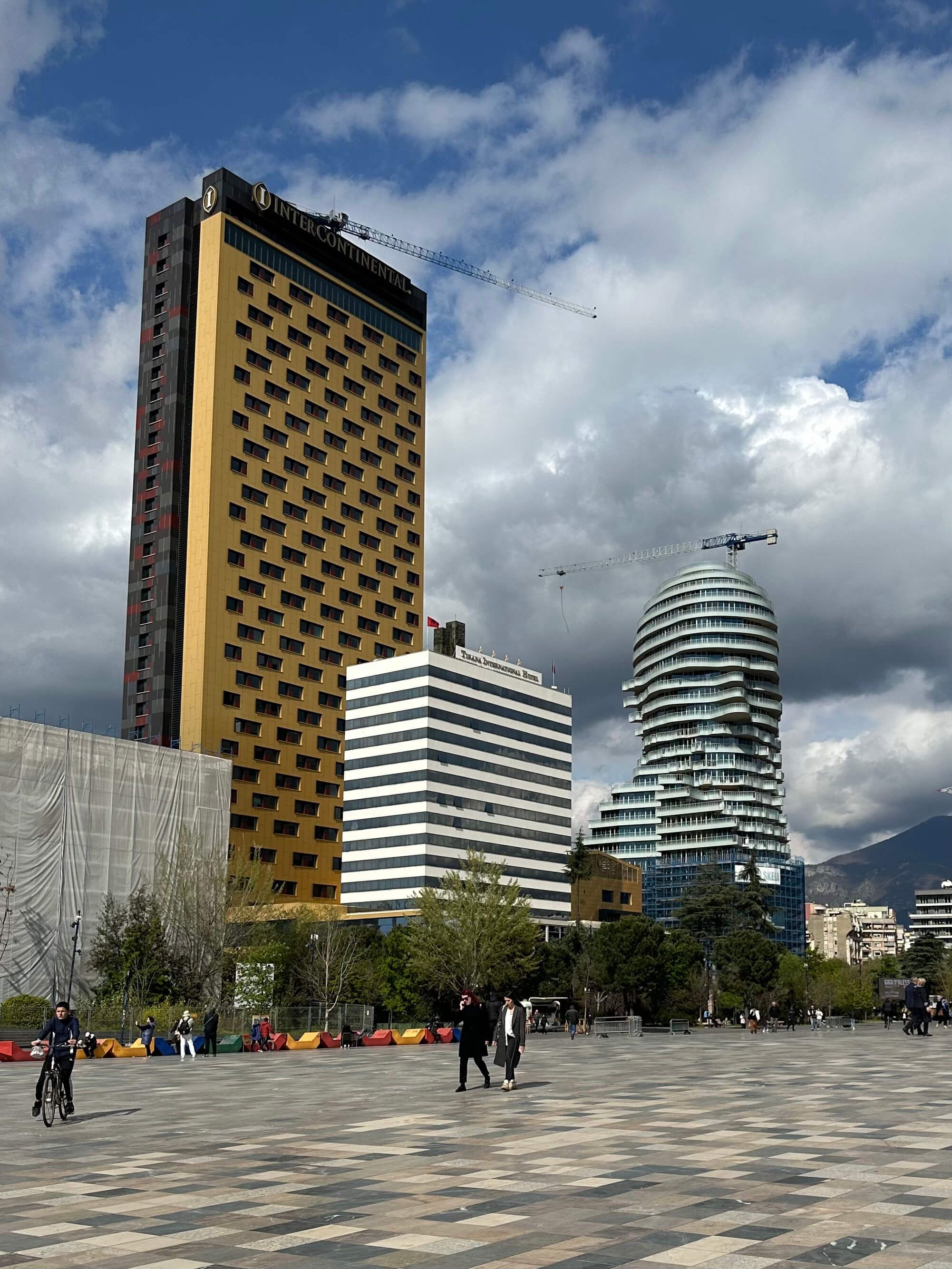 Улицы Тираны, Албания