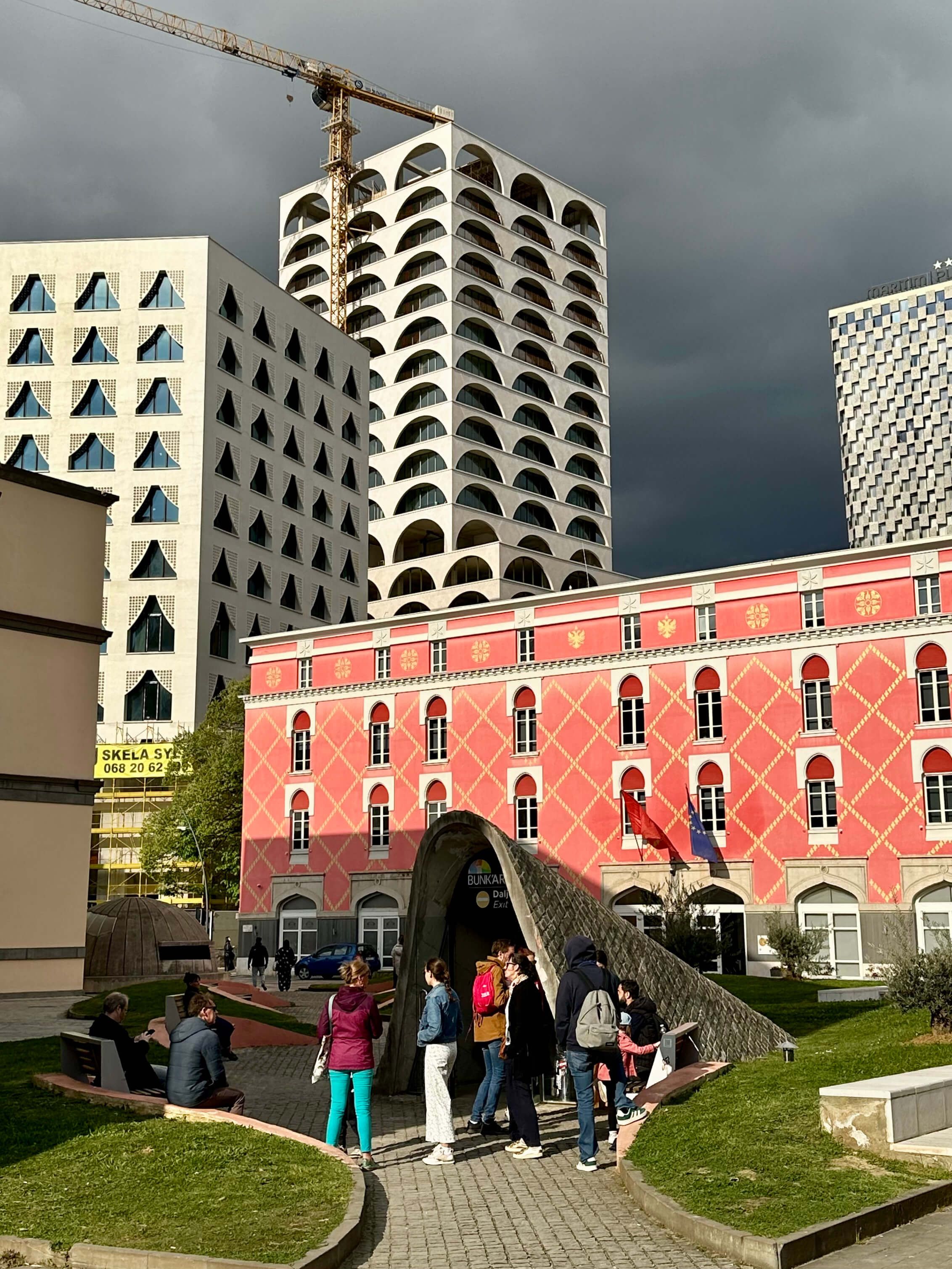 Улицы Тираны, Албания