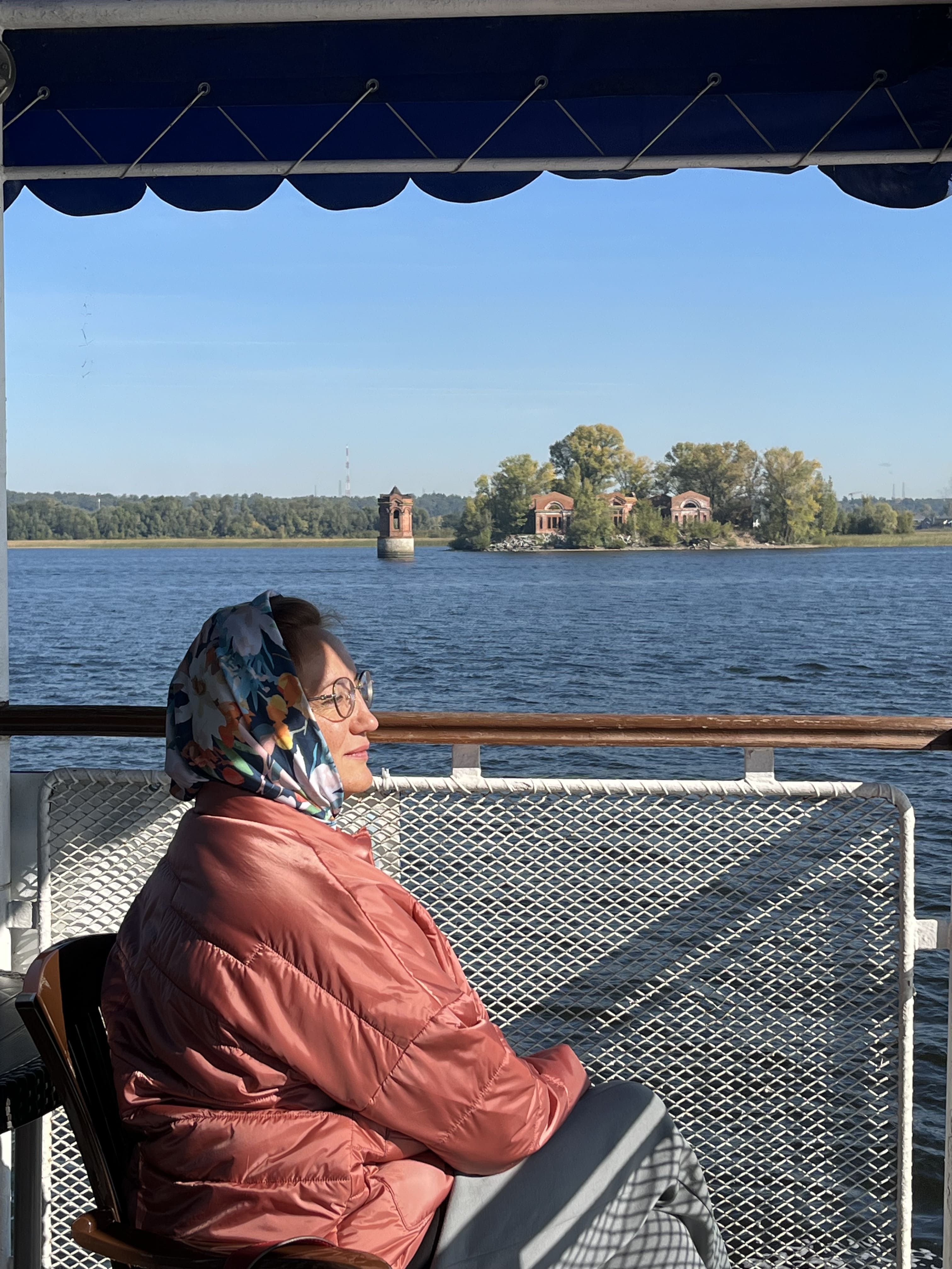 Женщина на теплоходе