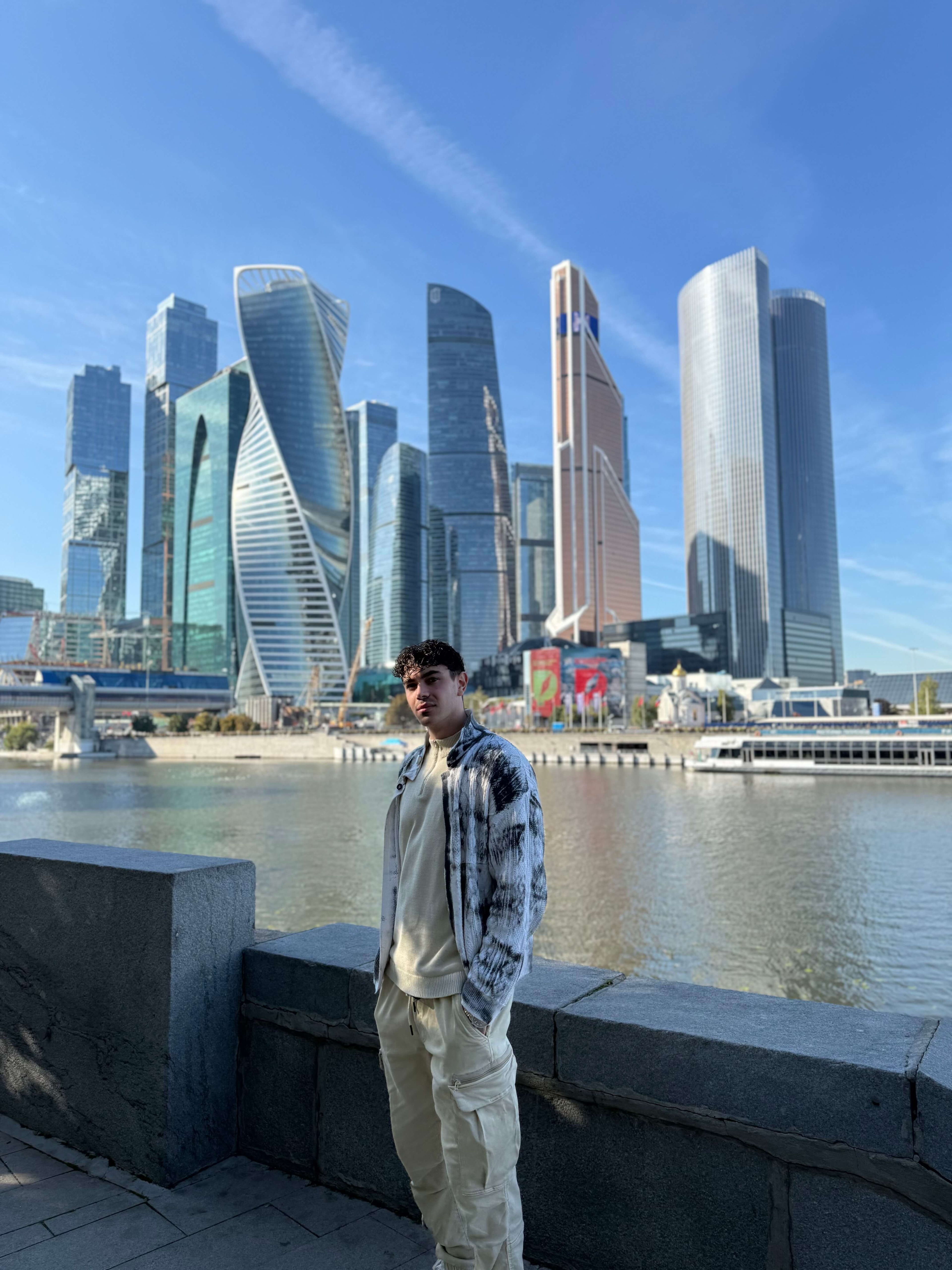 Турист на фоне Москвы-Сити