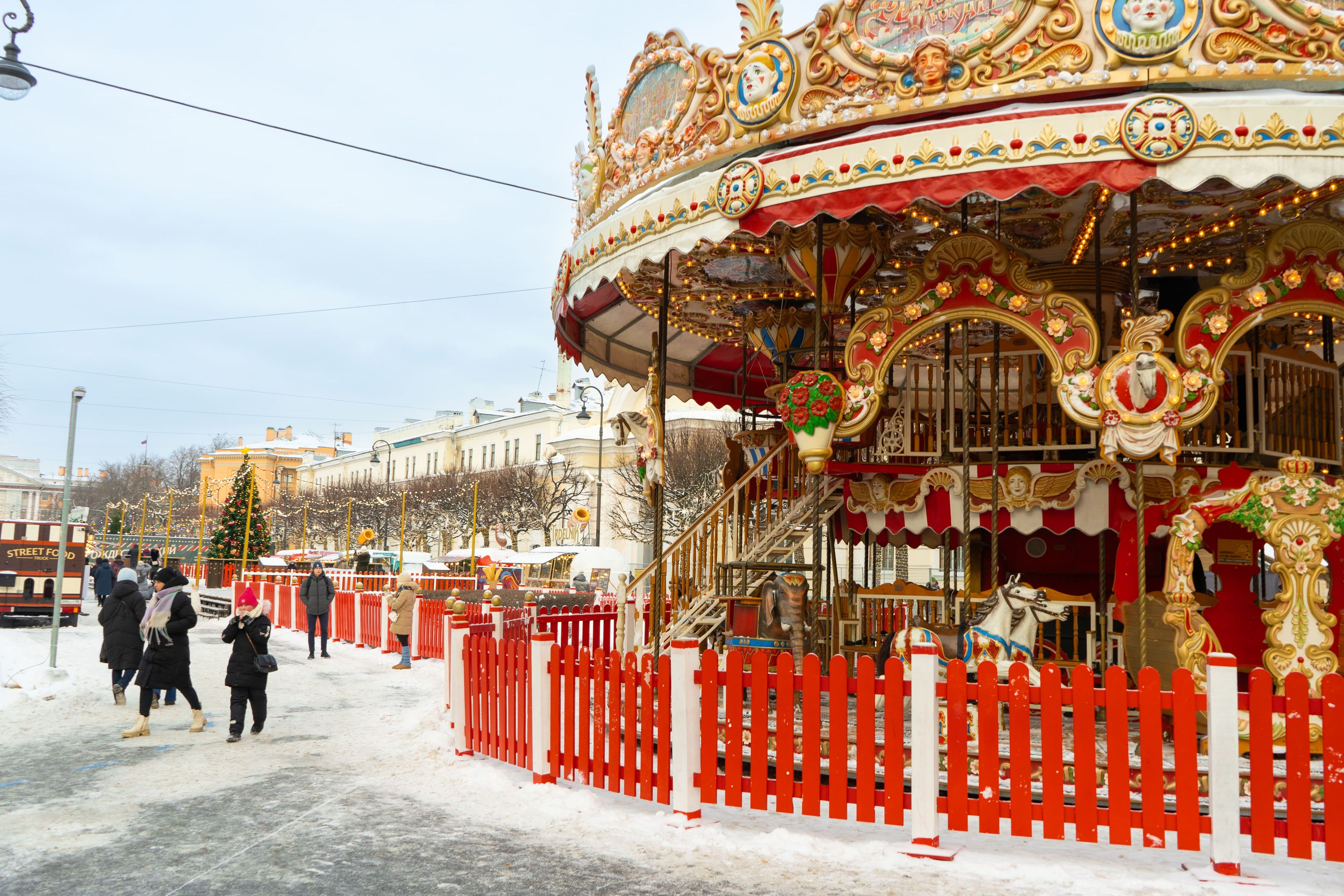 Карусель на ярмарке в Питере