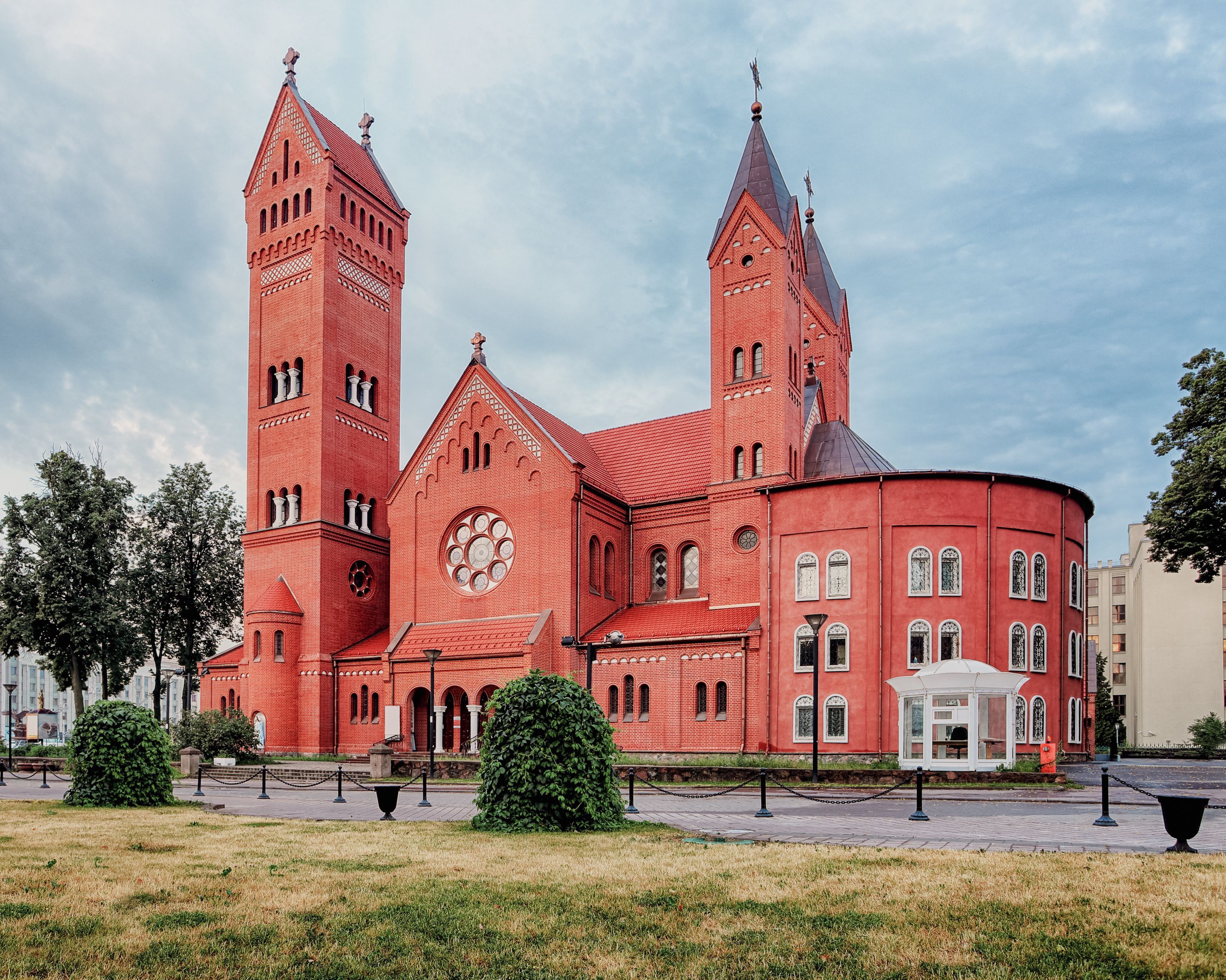 Костёл Святого Симеона и Святой Елены.jpg