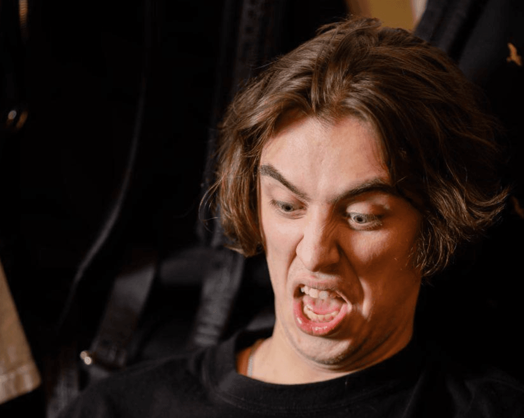 Дима Коваль ноет в Черногории: кондиционер с пауками, гараж и какающие голуби