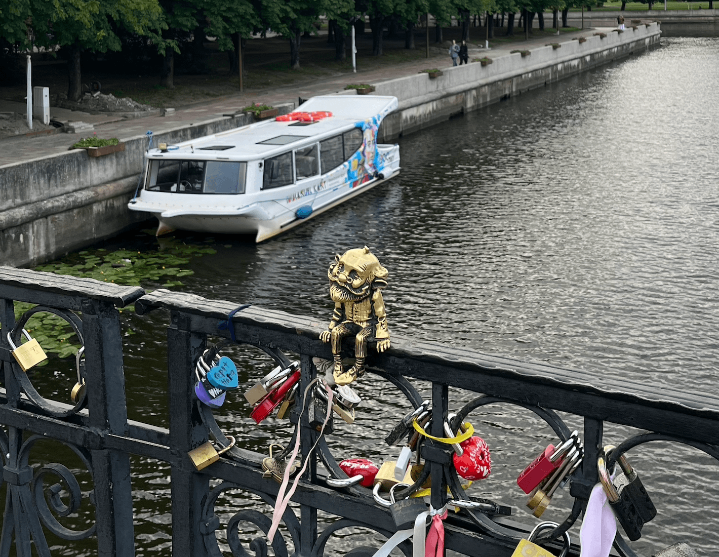 Скульптура на мосту