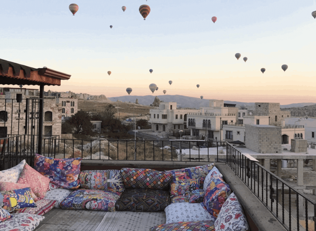 Воздушные шары в небе на закате