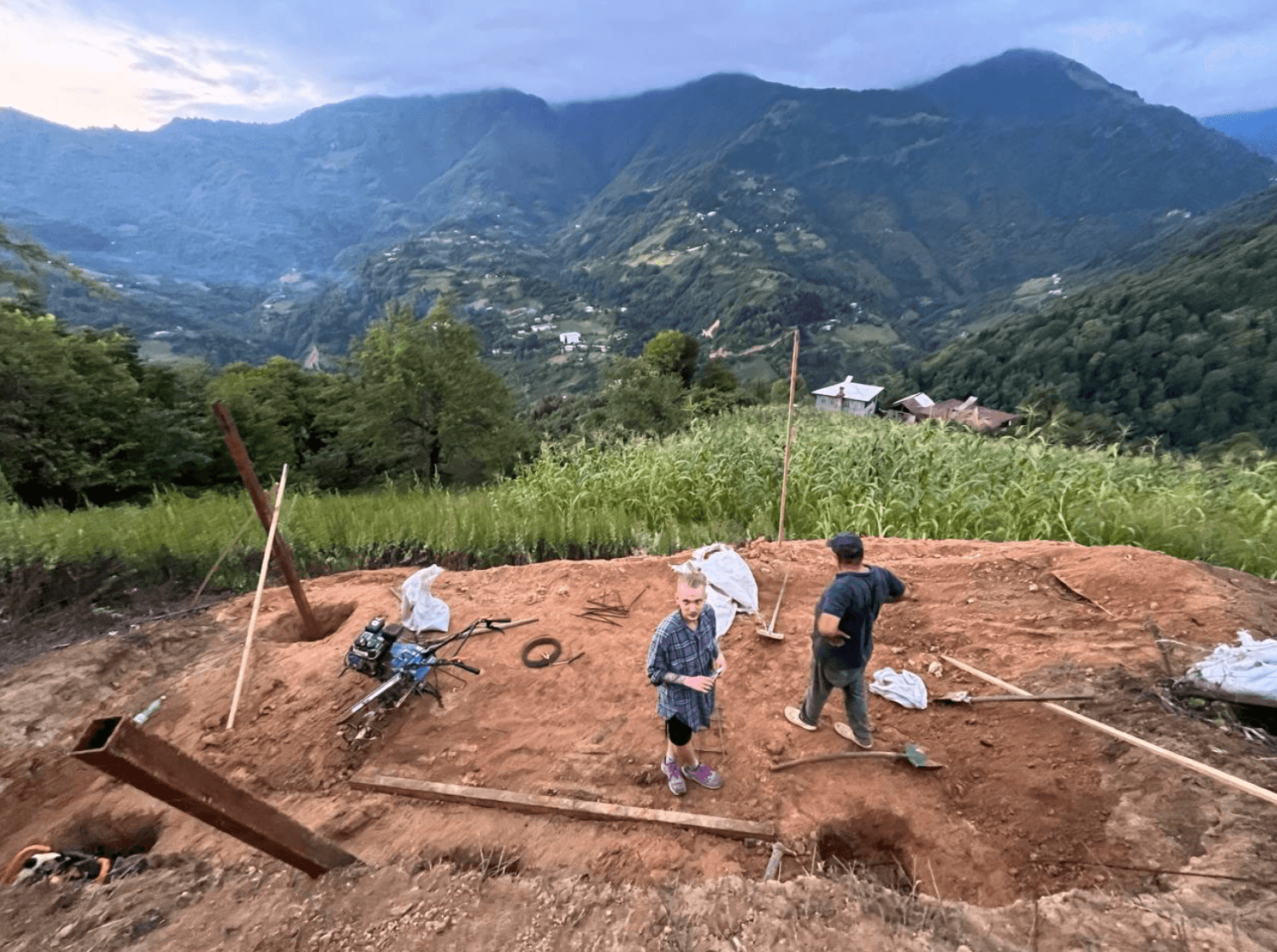 Люди сажают деревья в горах
