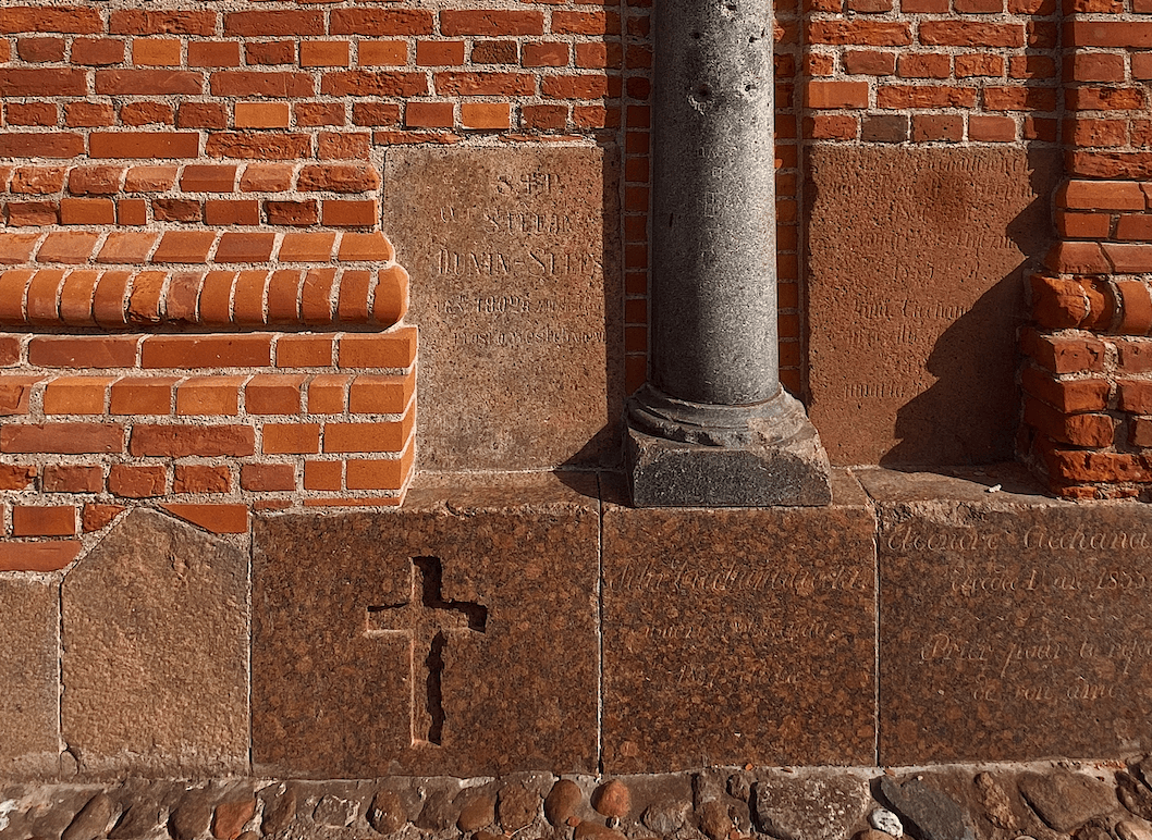 Кирпичная стена с кладбища