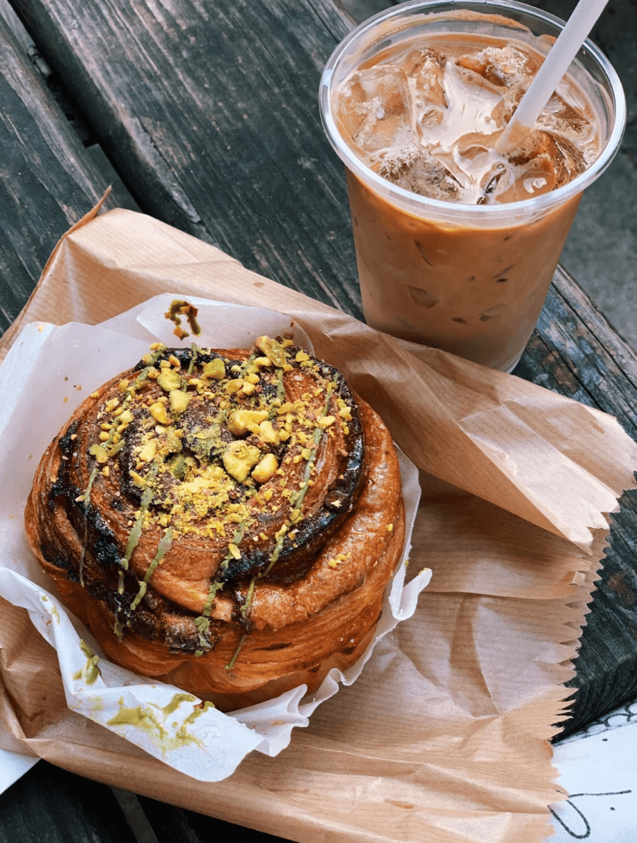 Кофе и булочка