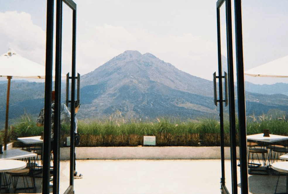 Кафе с видом на вулкан на Бали