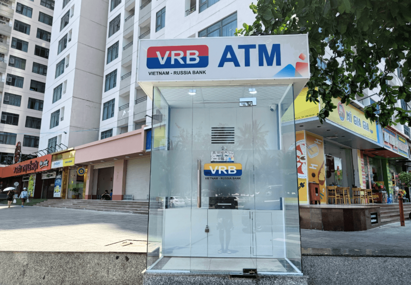 Банкомат VRB на севере Нячанга, Вьетнам