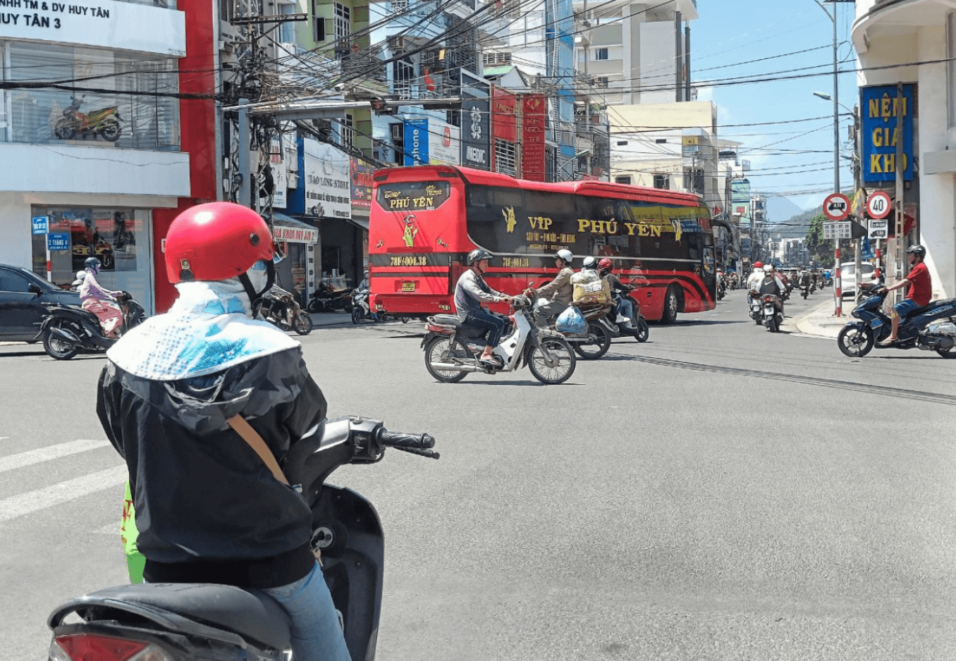 Движение на дорогах в Нячанге, Вьетнам