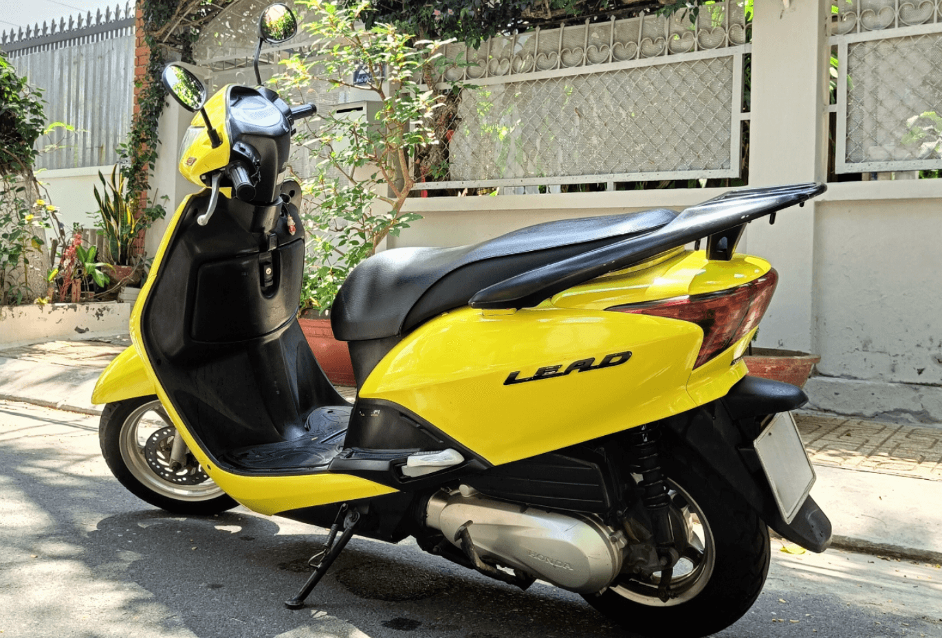 Ярко-жётлый байк во Вьетнаме