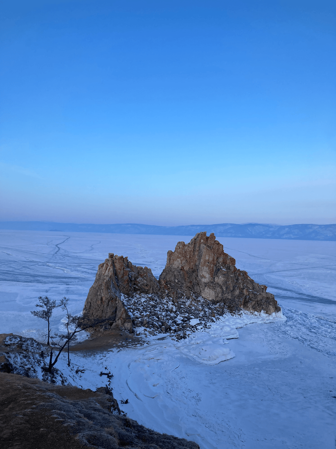 Скала Шаманка на Байкале