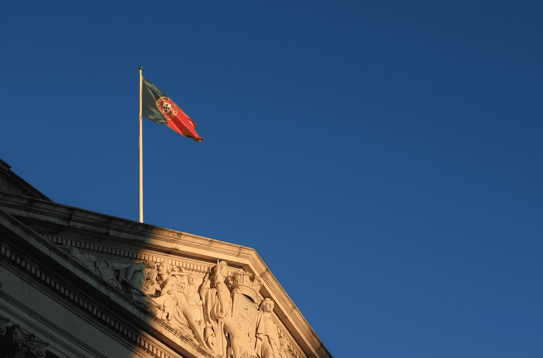 Флаг Португалии на здании