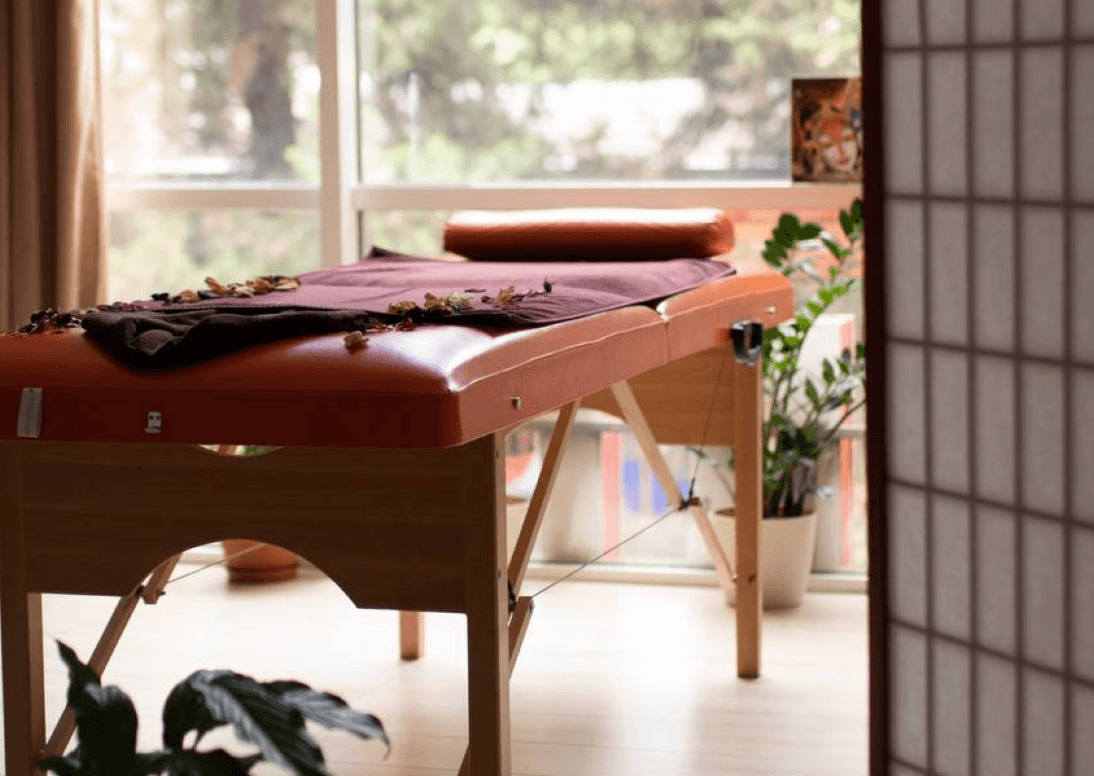 Массажный стол в спа-салоне