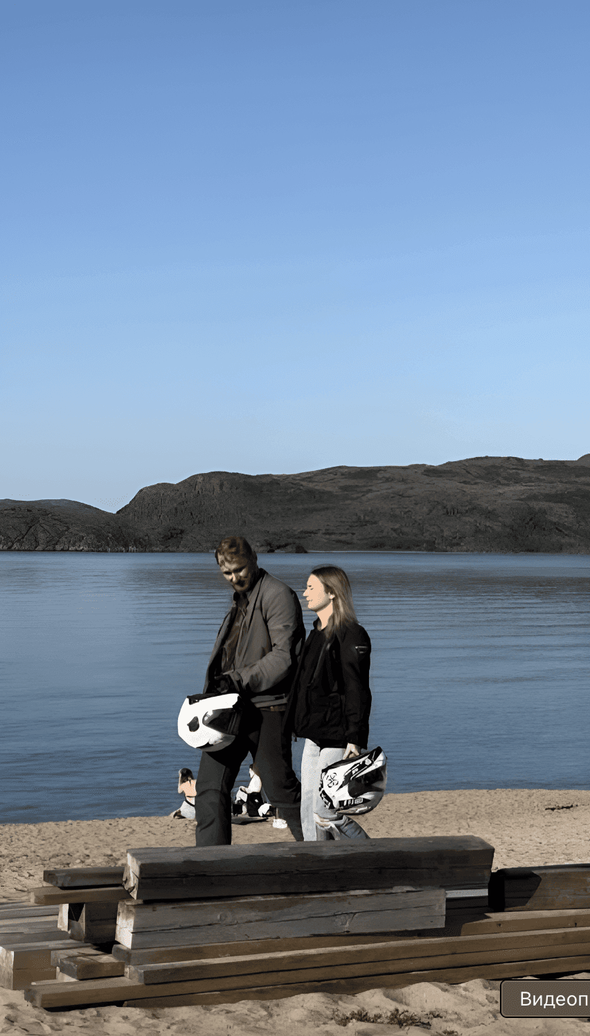 Люди на пляже в Териберке