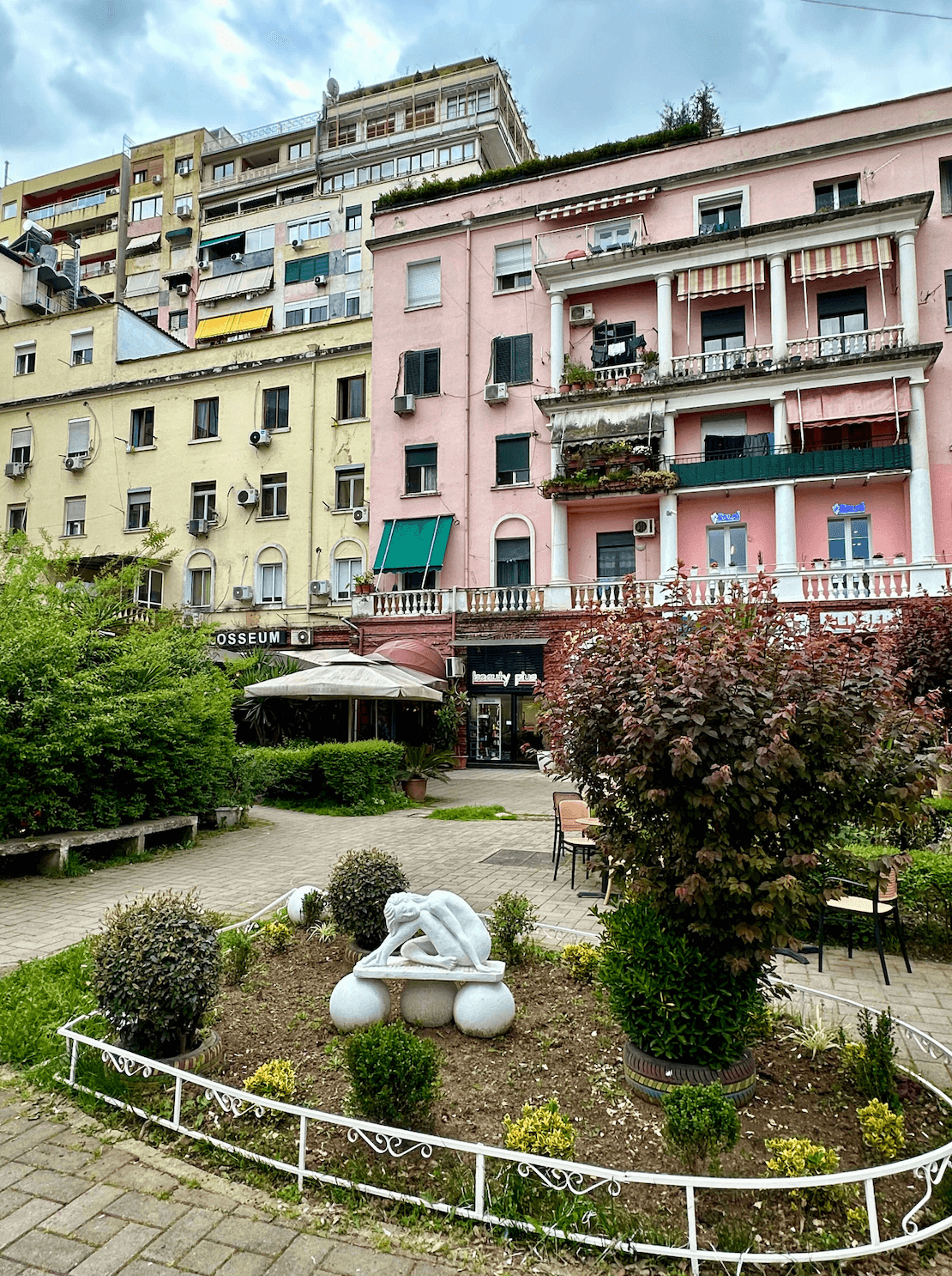 Улицы Тираны, Албания