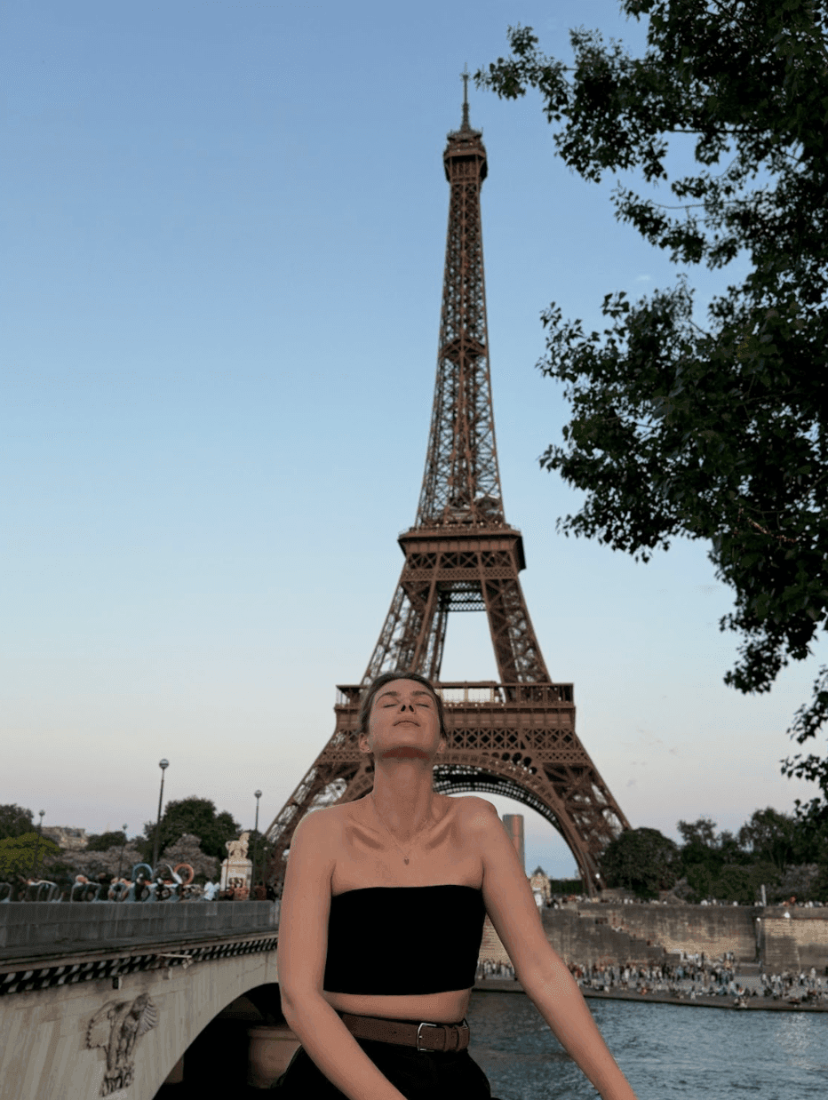 Фотография на фоне Эйфелевой башни