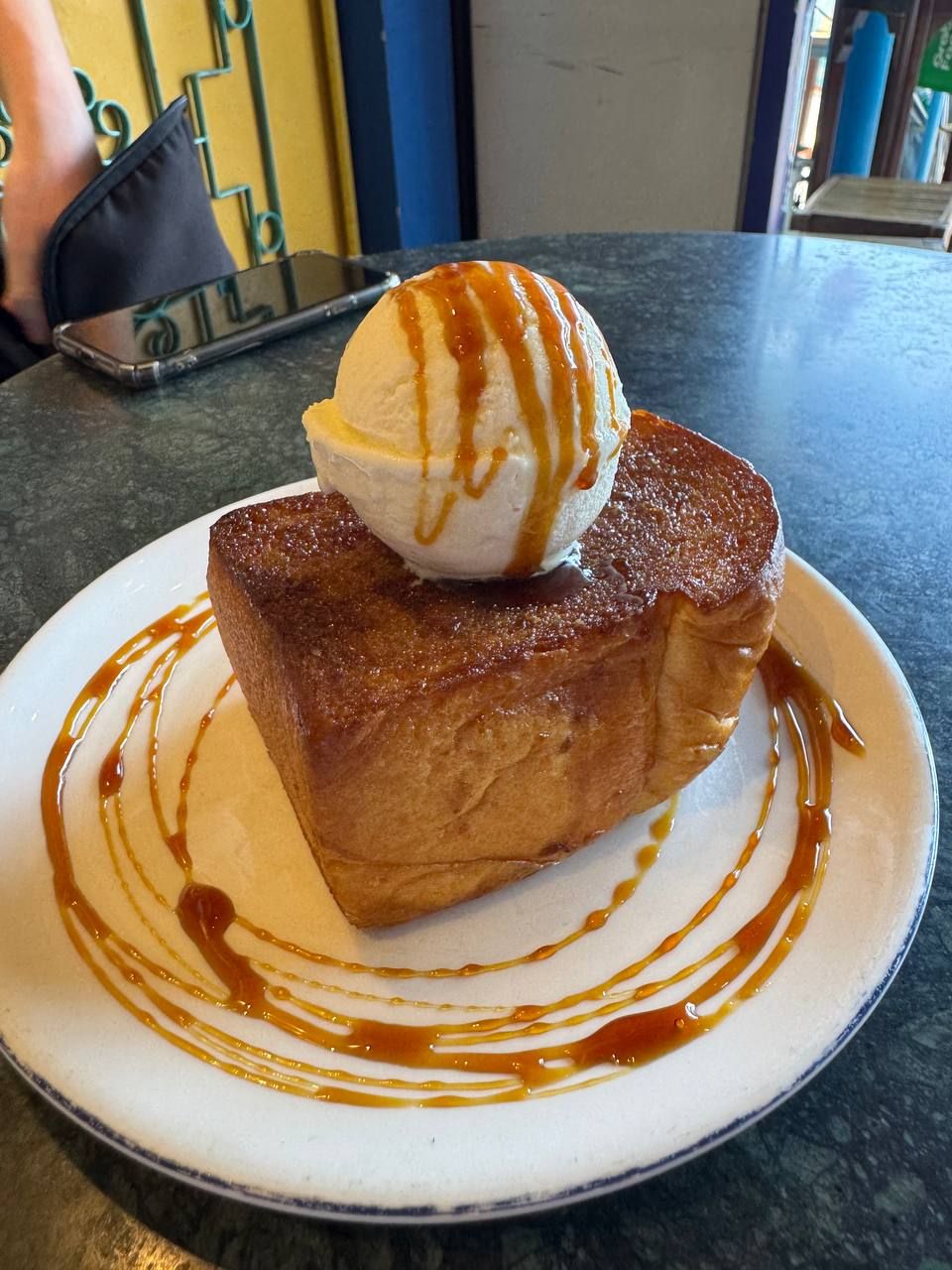 Тост в кофейне Phuketique в Таиланде